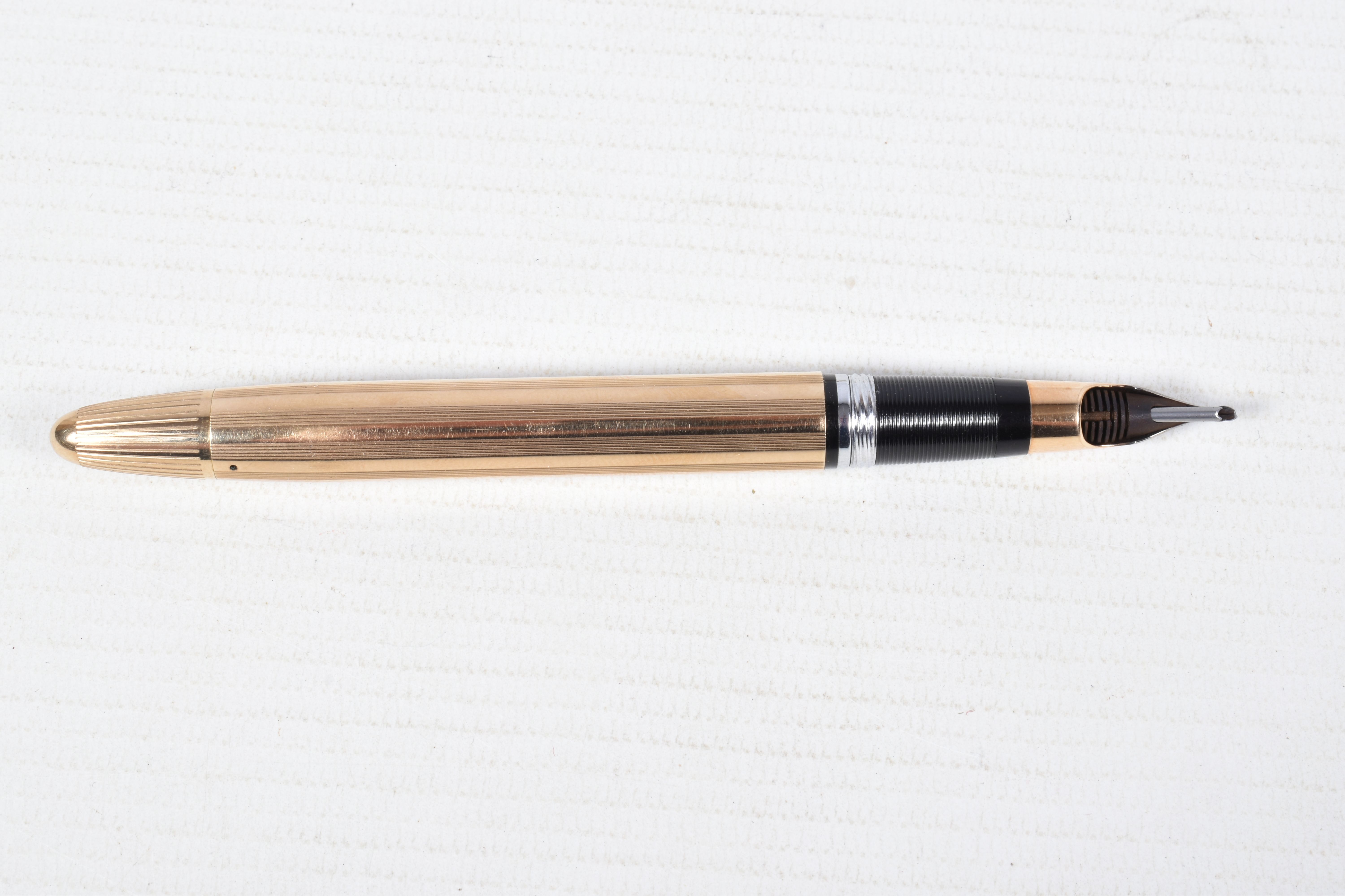A GOLD COLOURED SHEAFFER FOUNTAIN PEN, engine turned design linear, screw on cap, with snorkel - Image 5 of 5