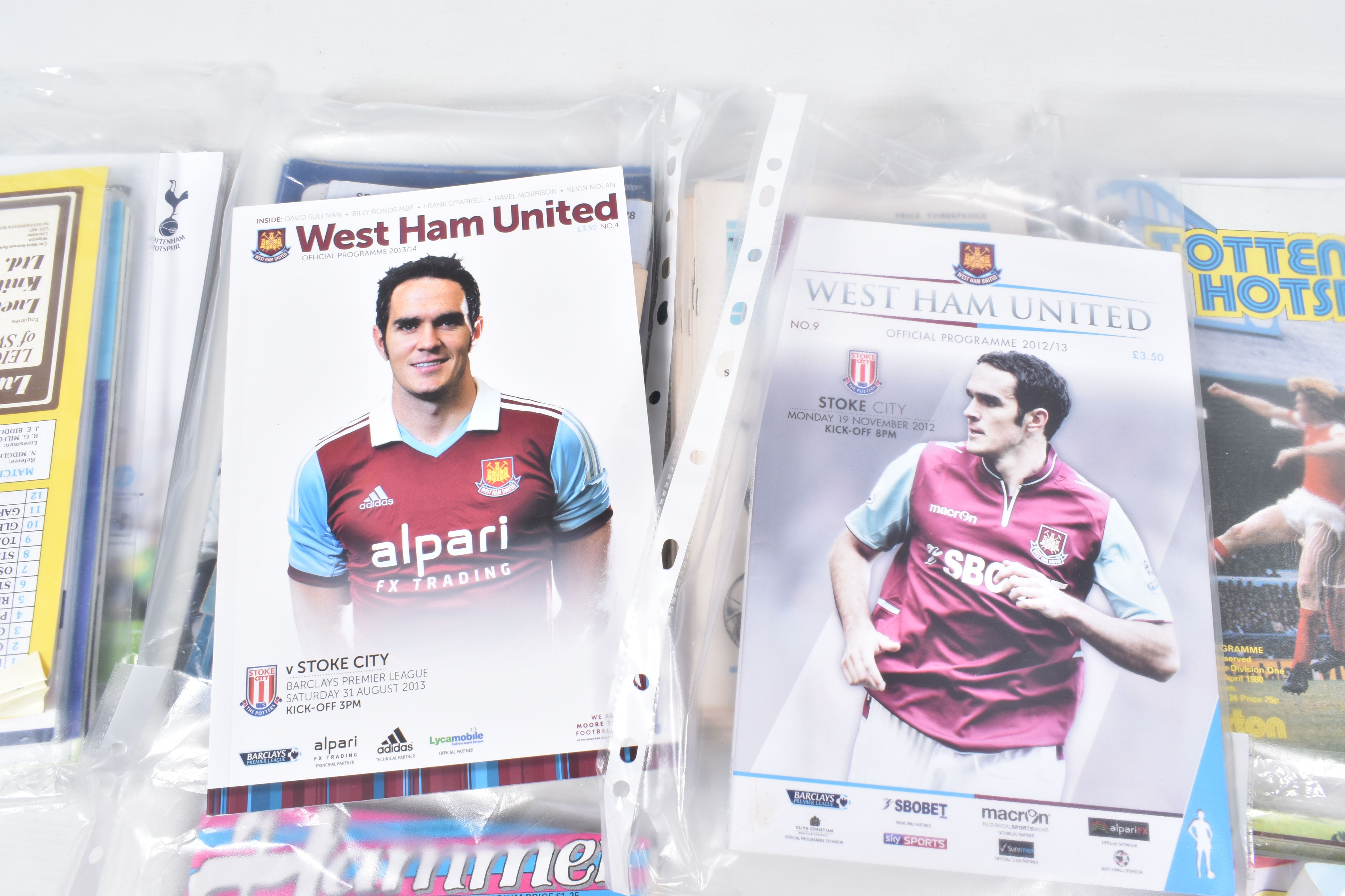 A COLLECTION OF PREMIER LEAGUE FOOTBALL CLUB PROGRAMMES APPROXIMATELY 100 OVER VARIOUS DECADES, to - Bild 3 aus 10