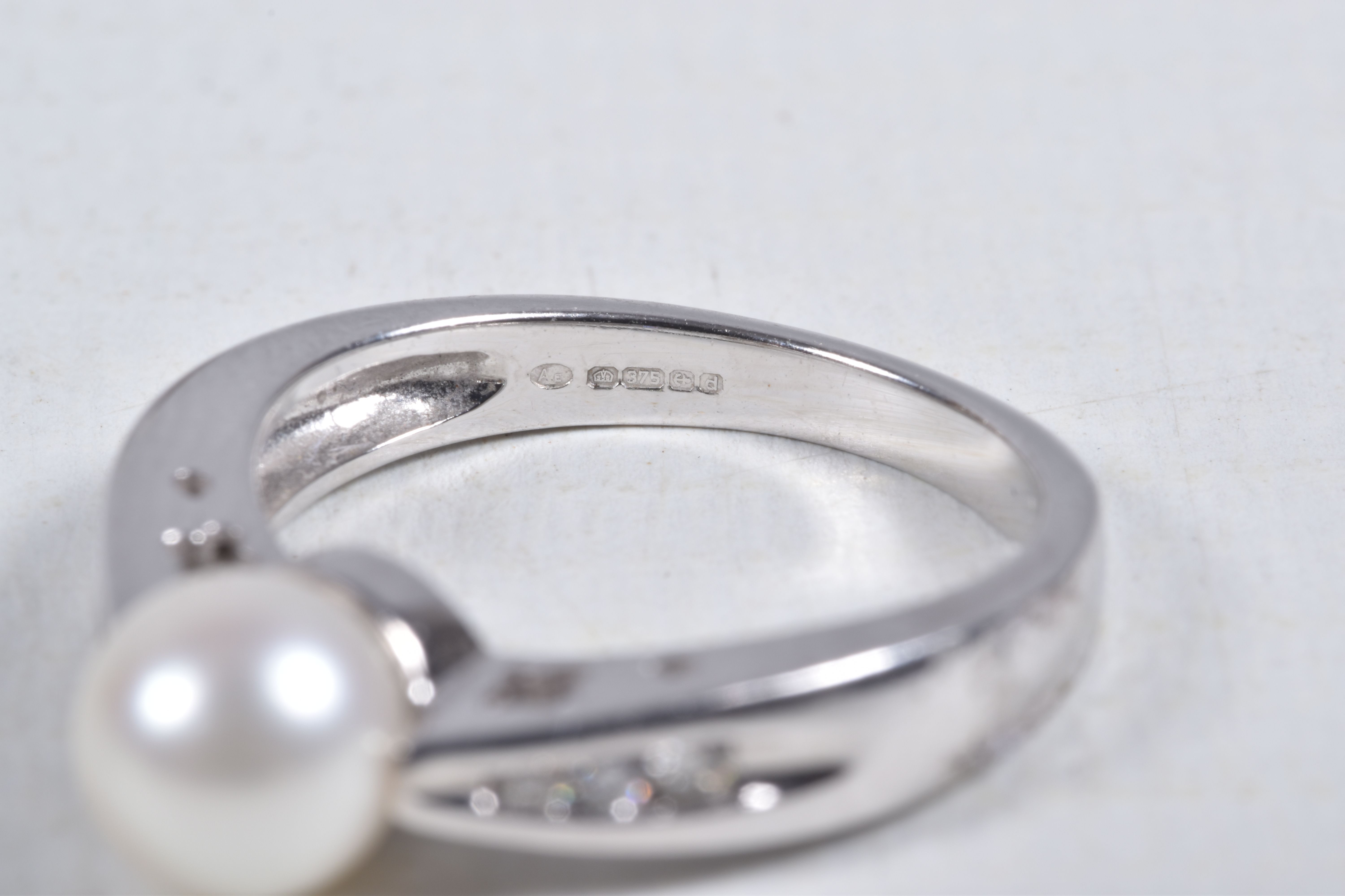 A MODERN 9CT WHITE GOLD CULTURED PEARL AND DIAMOND RING, set with a cultured pearl, measuring - Image 5 of 5