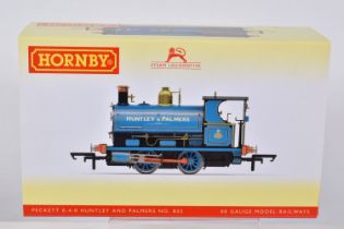 A BOXED OO GAUGE HORNBY MODEL RAILWAY STEAM LOCOMOTIVE Class W4 Peckett 0-4-0ST no. 832 in Huntley