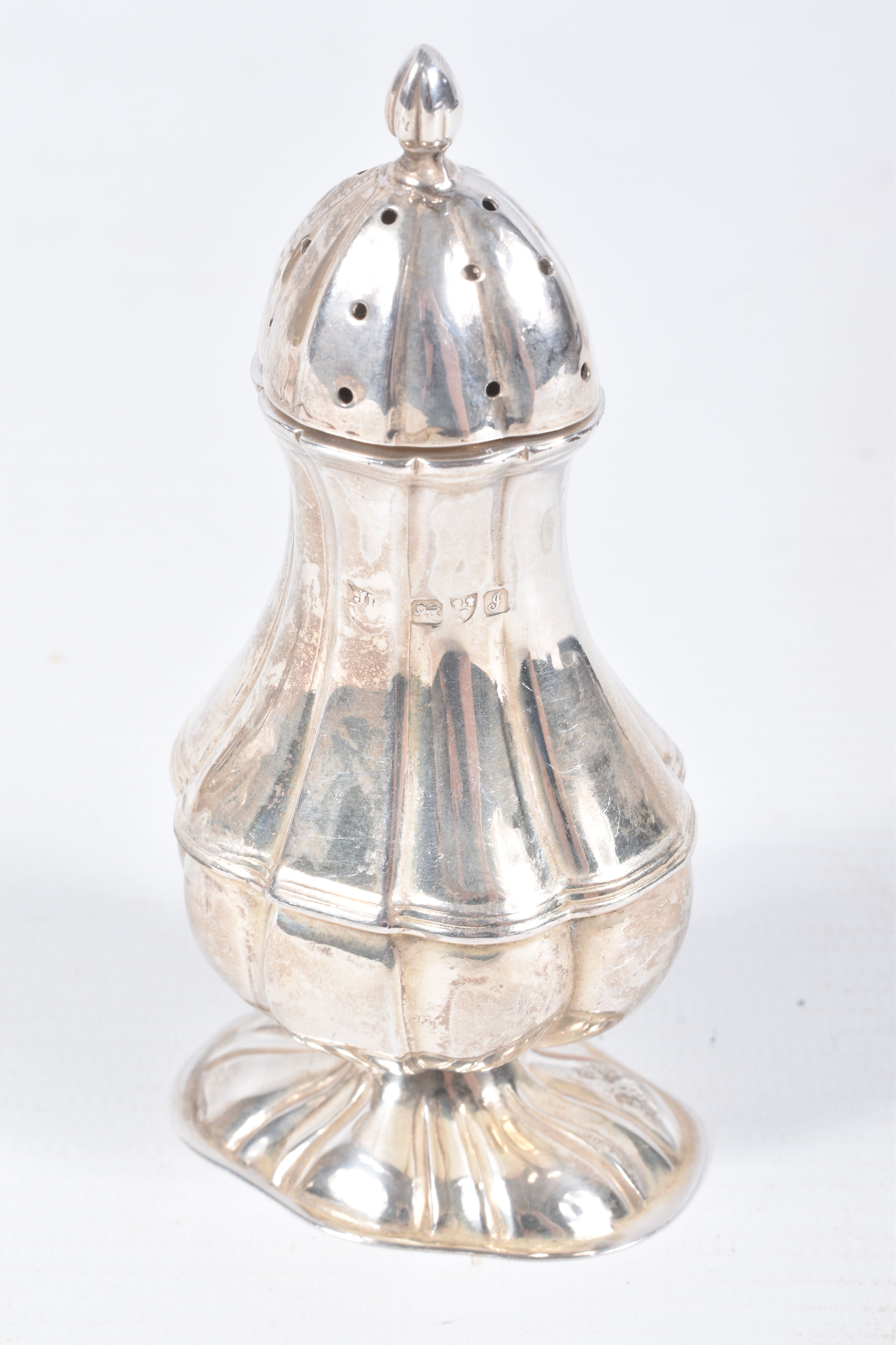 A PAIR OF EDWARDIAN SILVER PEPPERETTES, baluster form, on oval bases with pointed finial covers, - Image 2 of 5