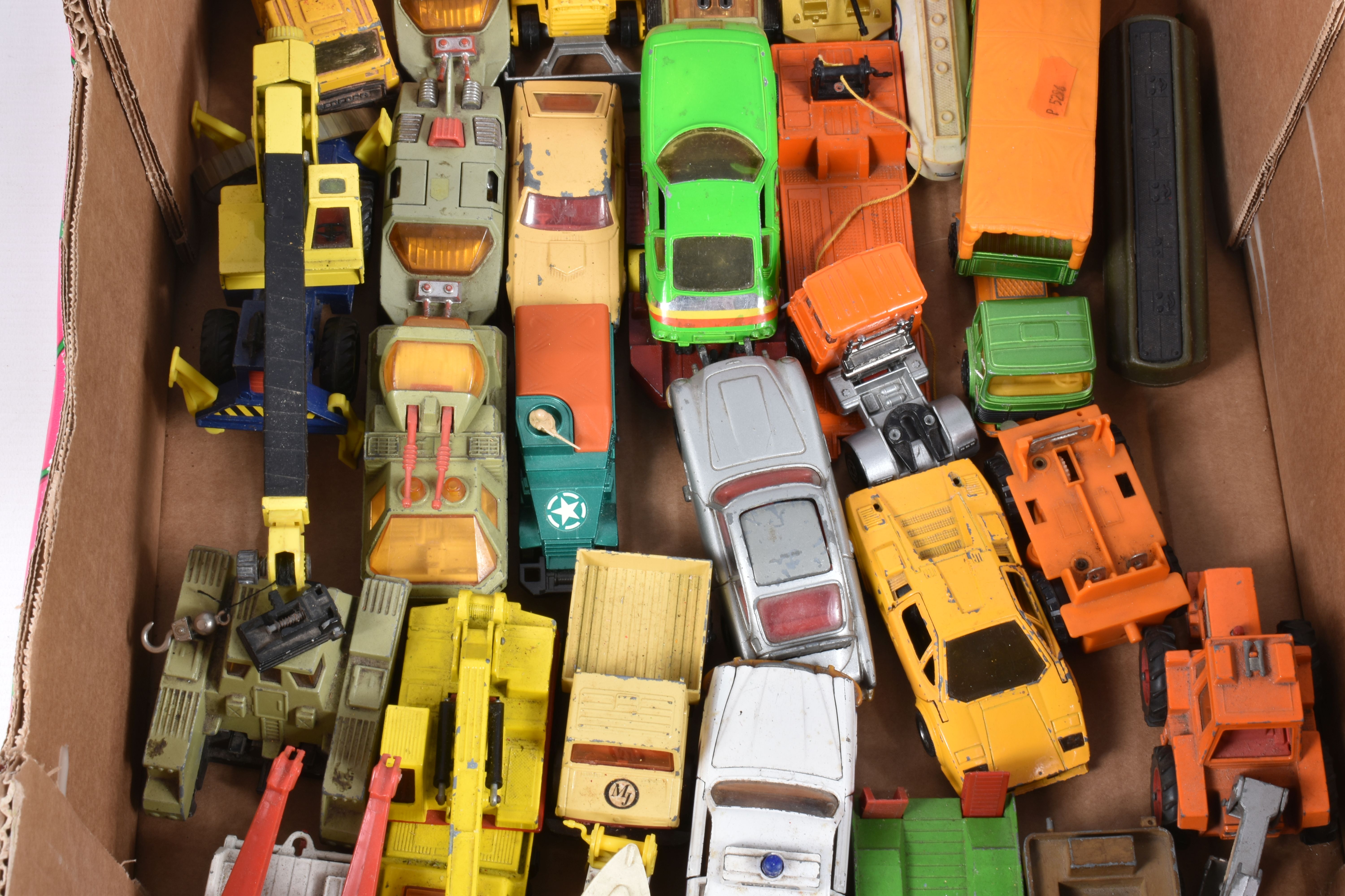 THREE BOXES OF BOXED AND UNBOXED MODEL VEHICLES AND AIRCRAFTS, some of the model aircrafts include a - Image 12 of 13