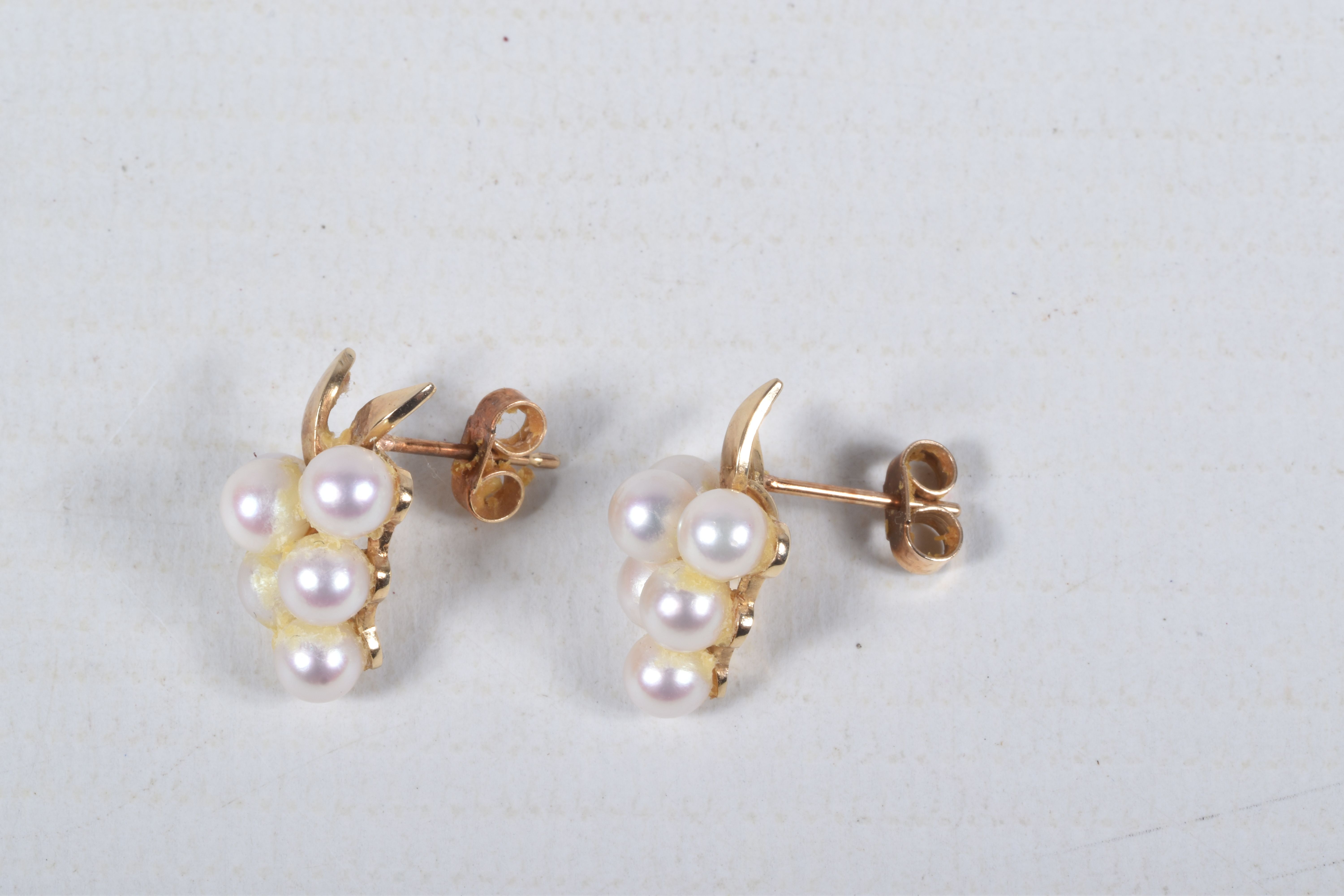 A PAIR OF CULTURED PEARL EARRINGS, each in the form of a bunch of grapes, yellow metal post and - Image 4 of 4