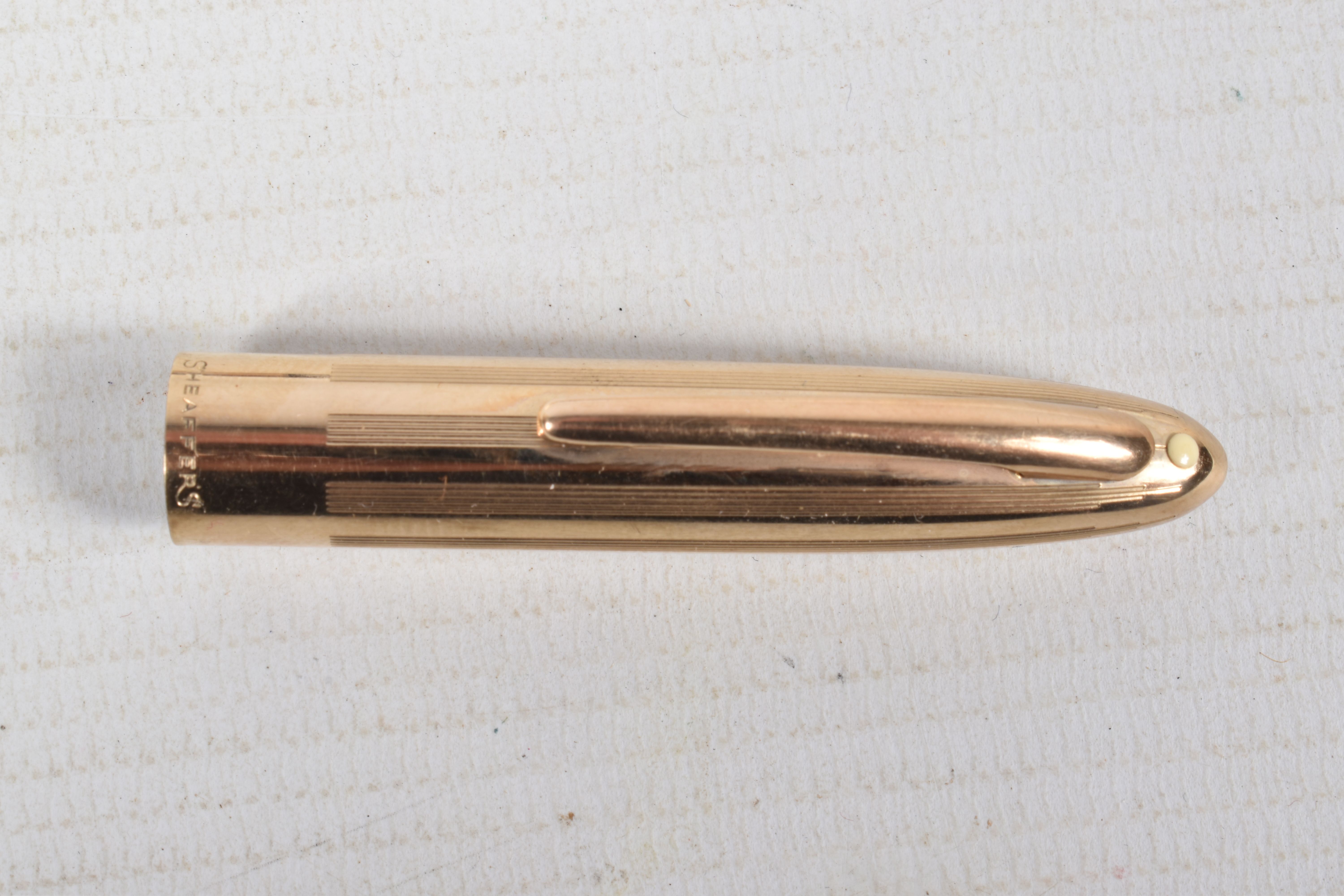 A GOLD COLOURED SHEAFFER FOUNTAIN PEN, engine turned design linear, screw on cap, with snorkel - Image 4 of 5