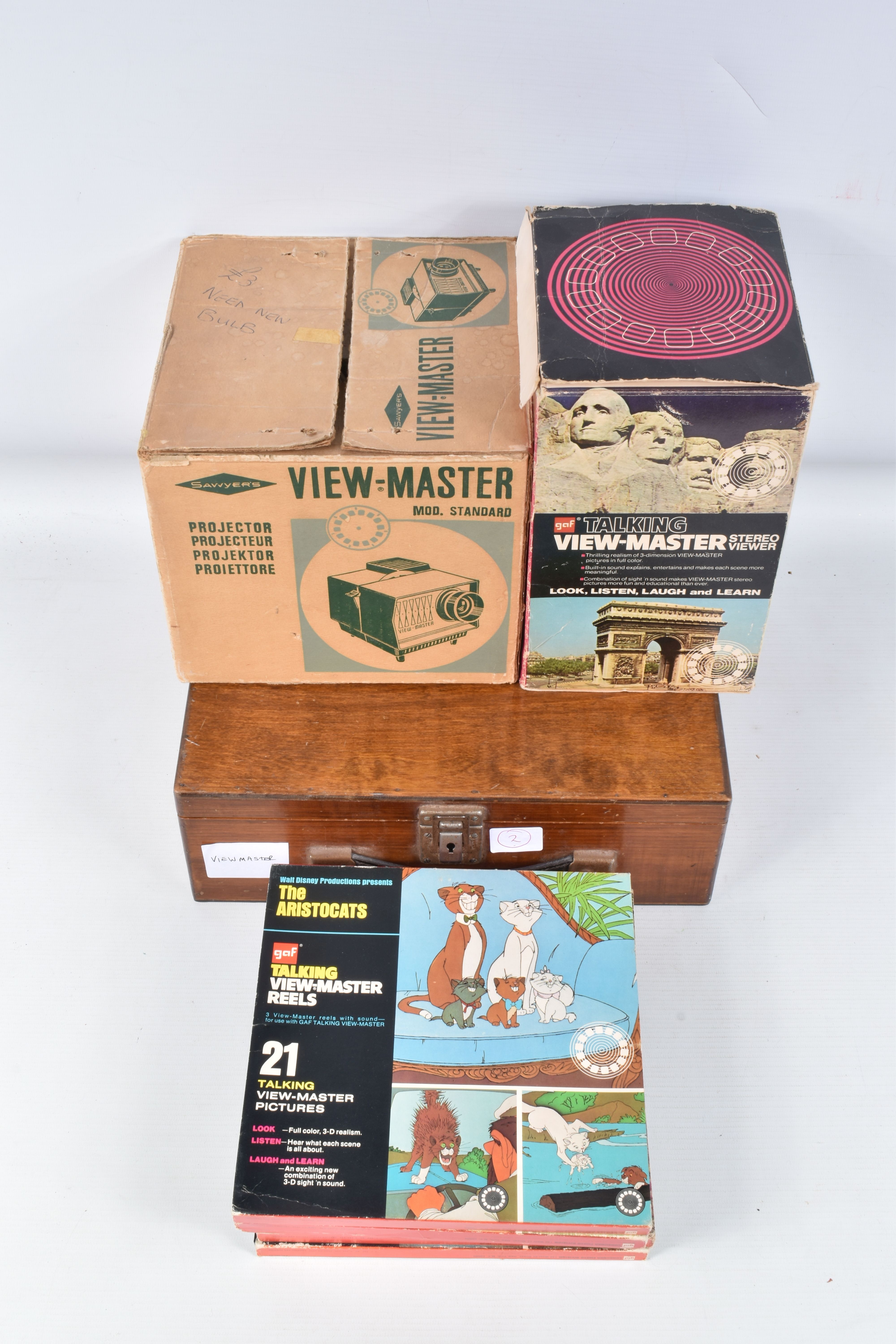 A WOODEN CASE CONTAINING A SAWYER’S VIEW-MASTER 3D VIEWER AND A QUANTITY OF SAWYER’S AND OTHER