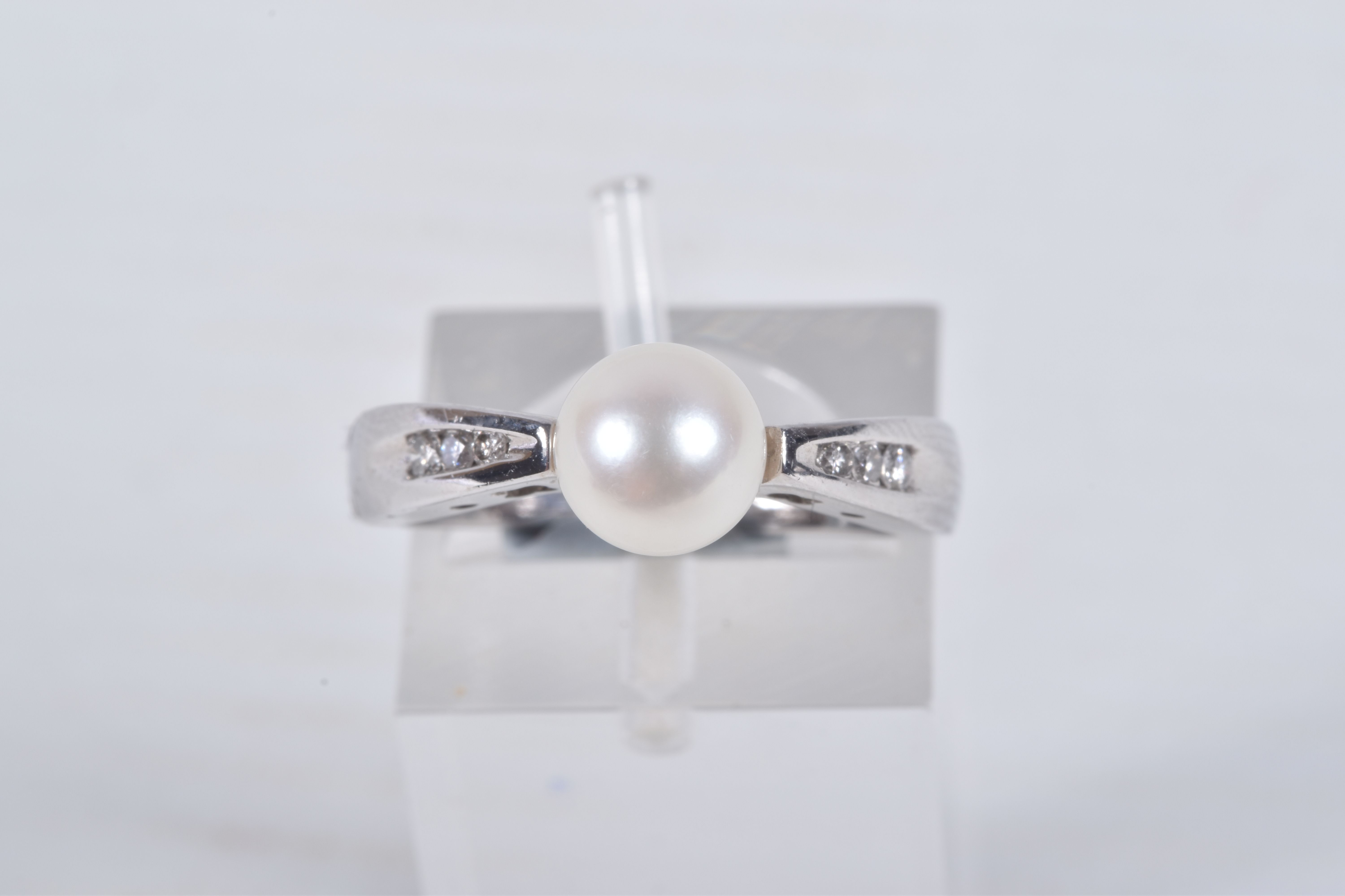 A MODERN 9CT WHITE GOLD CULTURED PEARL AND DIAMOND RING, set with a cultured pearl, measuring - Image 2 of 5