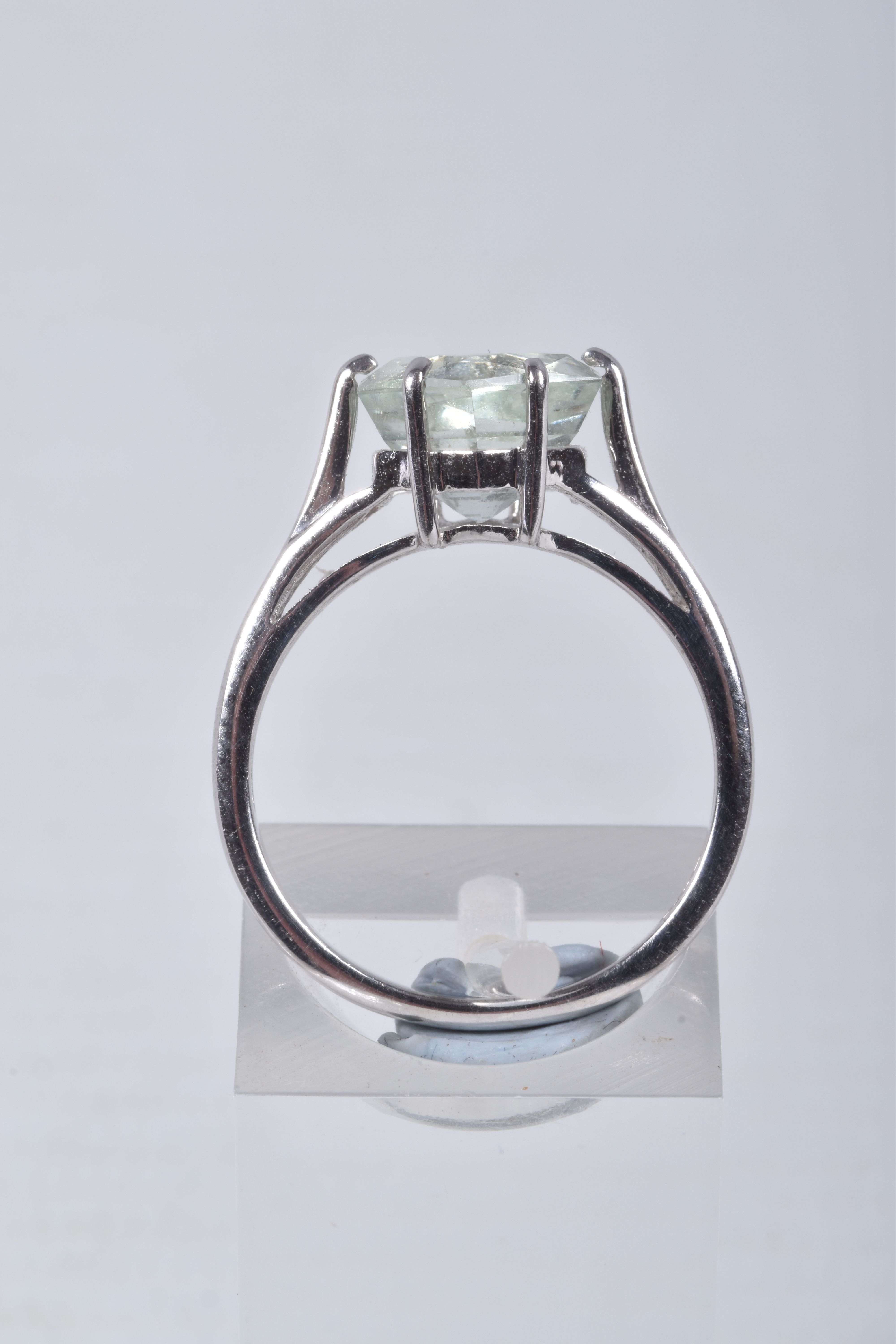 A MODERN 9CT WHITE GOLD BERYL SINGLE STONE RING, set with a hexagonal shaped mixed cut pale green - Image 3 of 5