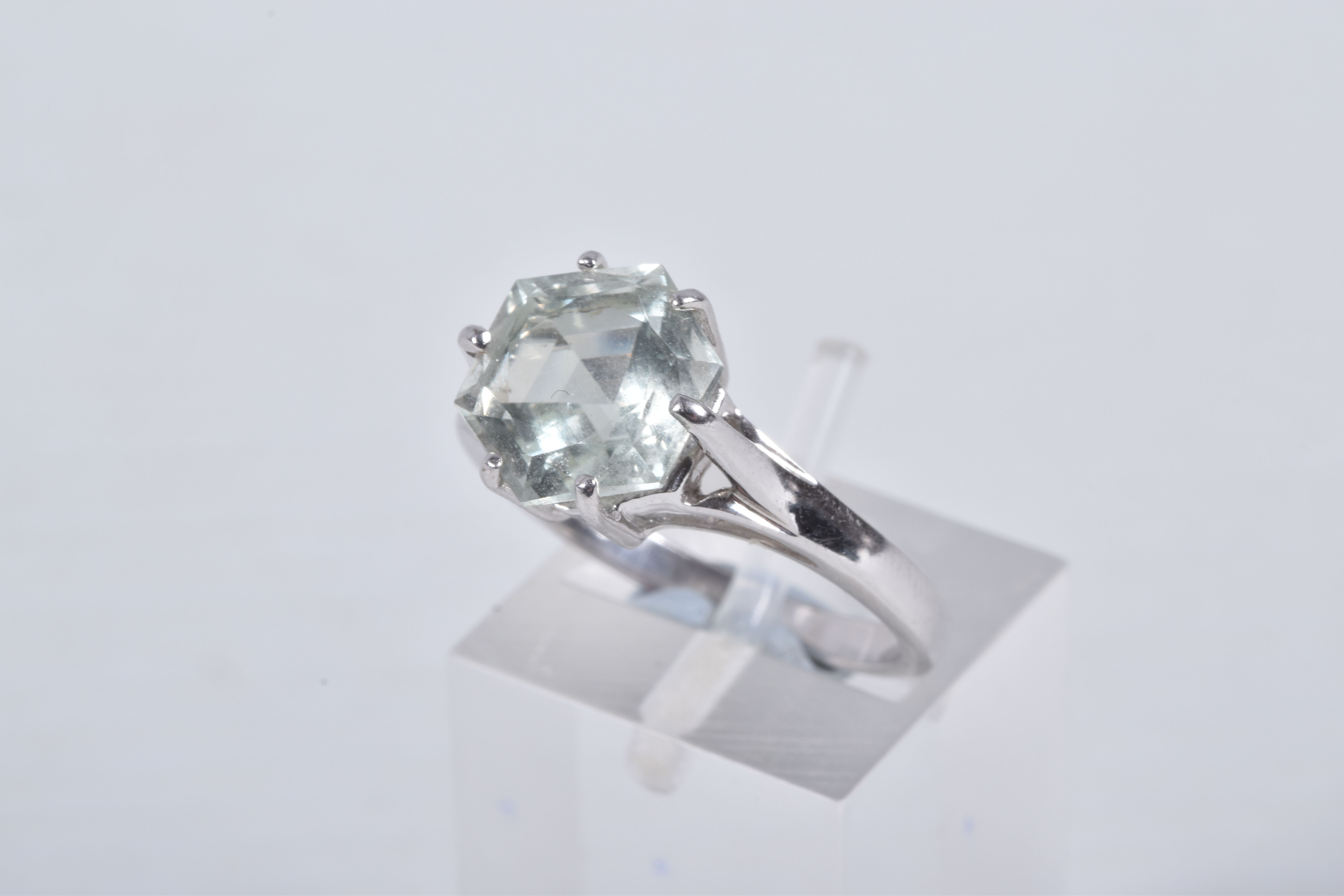 A MODERN 9CT WHITE GOLD BERYL SINGLE STONE RING, set with a hexagonal shaped mixed cut pale green