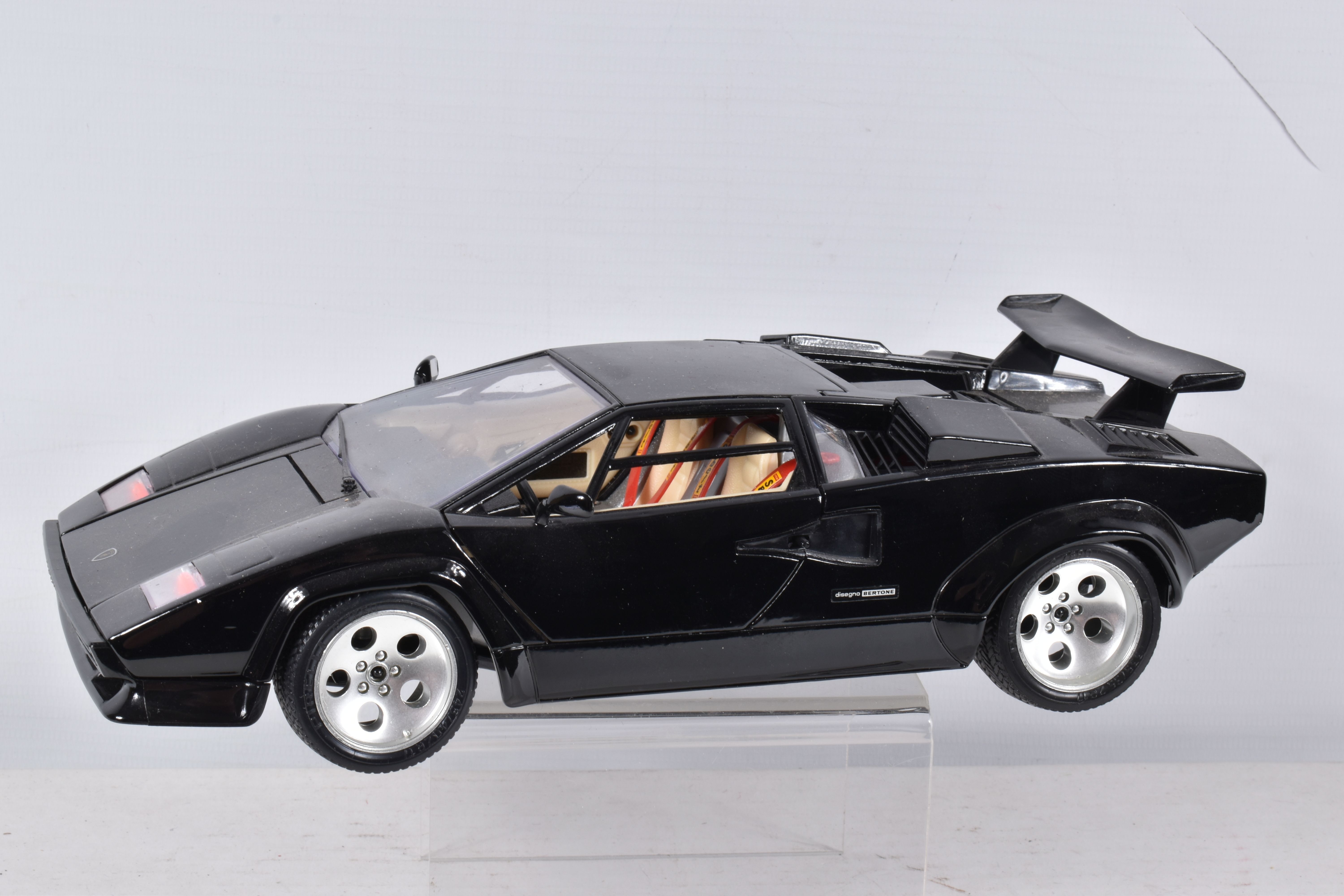 FIVE BOXED AND TWO LOOSE DIECAST MODEL VEHICLES, to include a Bburago Lamborghini Countach 1988 - Image 18 of 19