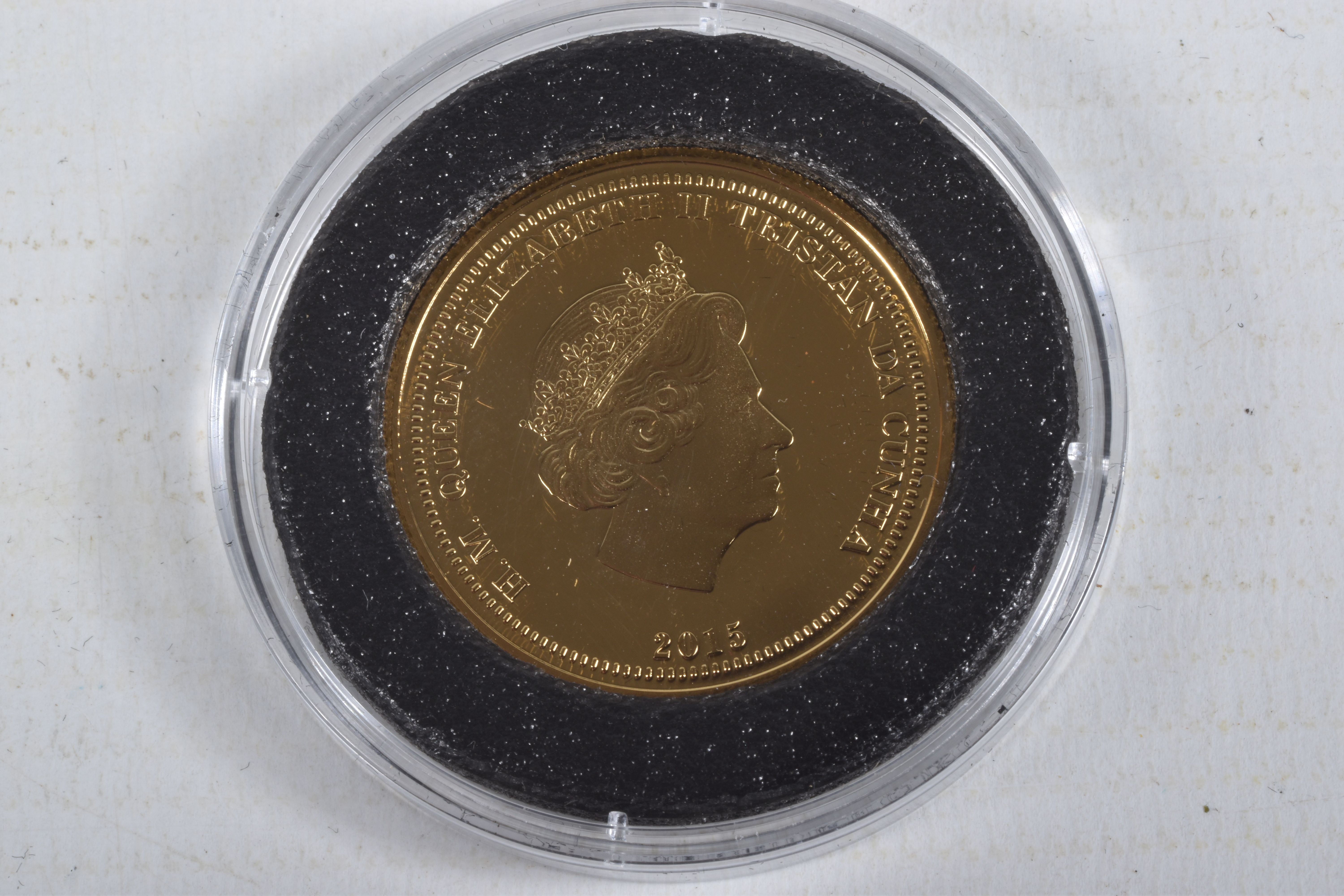 A BOXED DUKE AND DUCHESS OF CAMBRIDGE COMMEMORATIVE GOLD DOUBLE CROWN COIN, 2015, 9ct Gold, 28mm, - Image 3 of 5