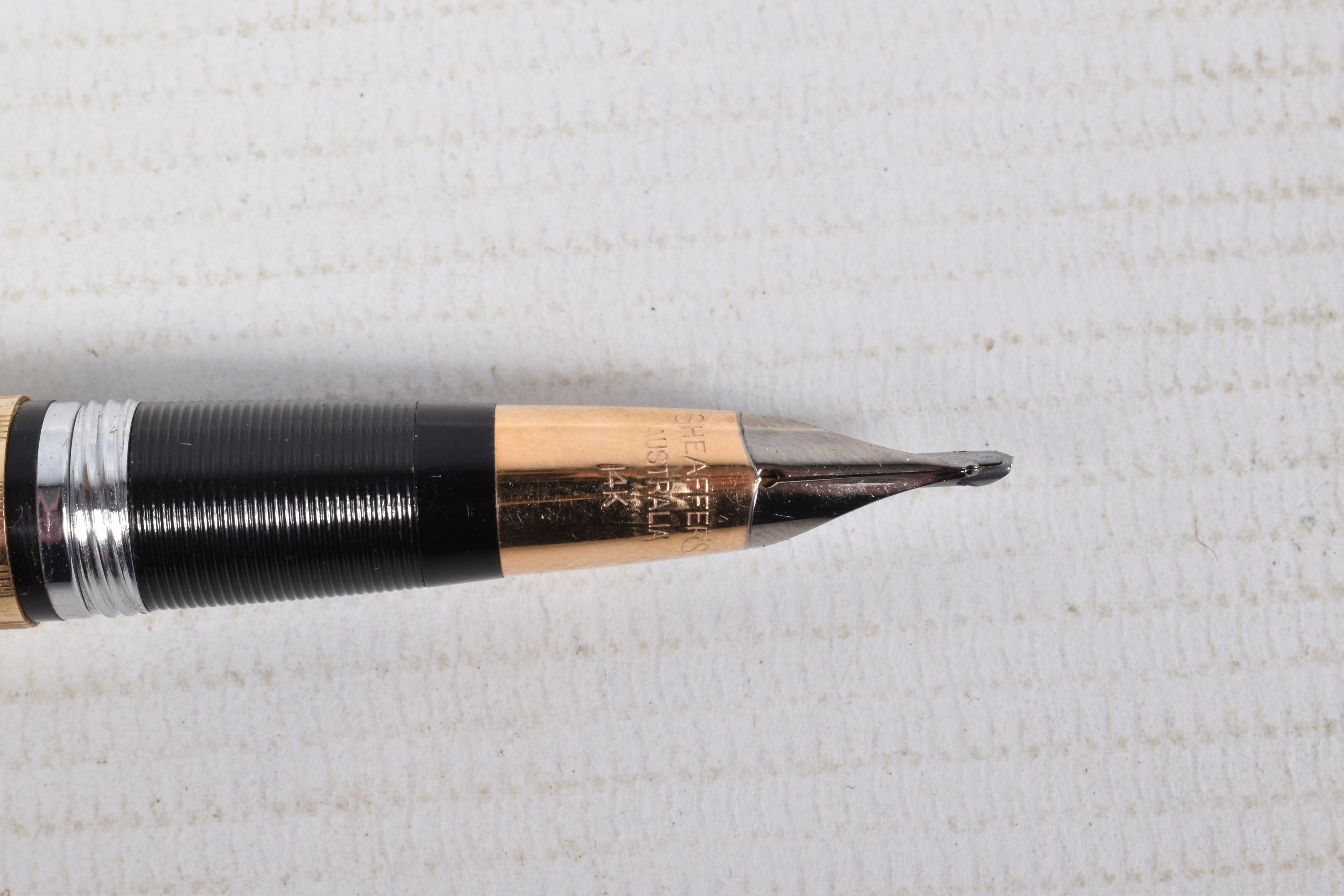 A GOLD COLOURED SHEAFFER FOUNTAIN PEN, engine turned design linear, screw on cap, with snorkel - Image 3 of 5