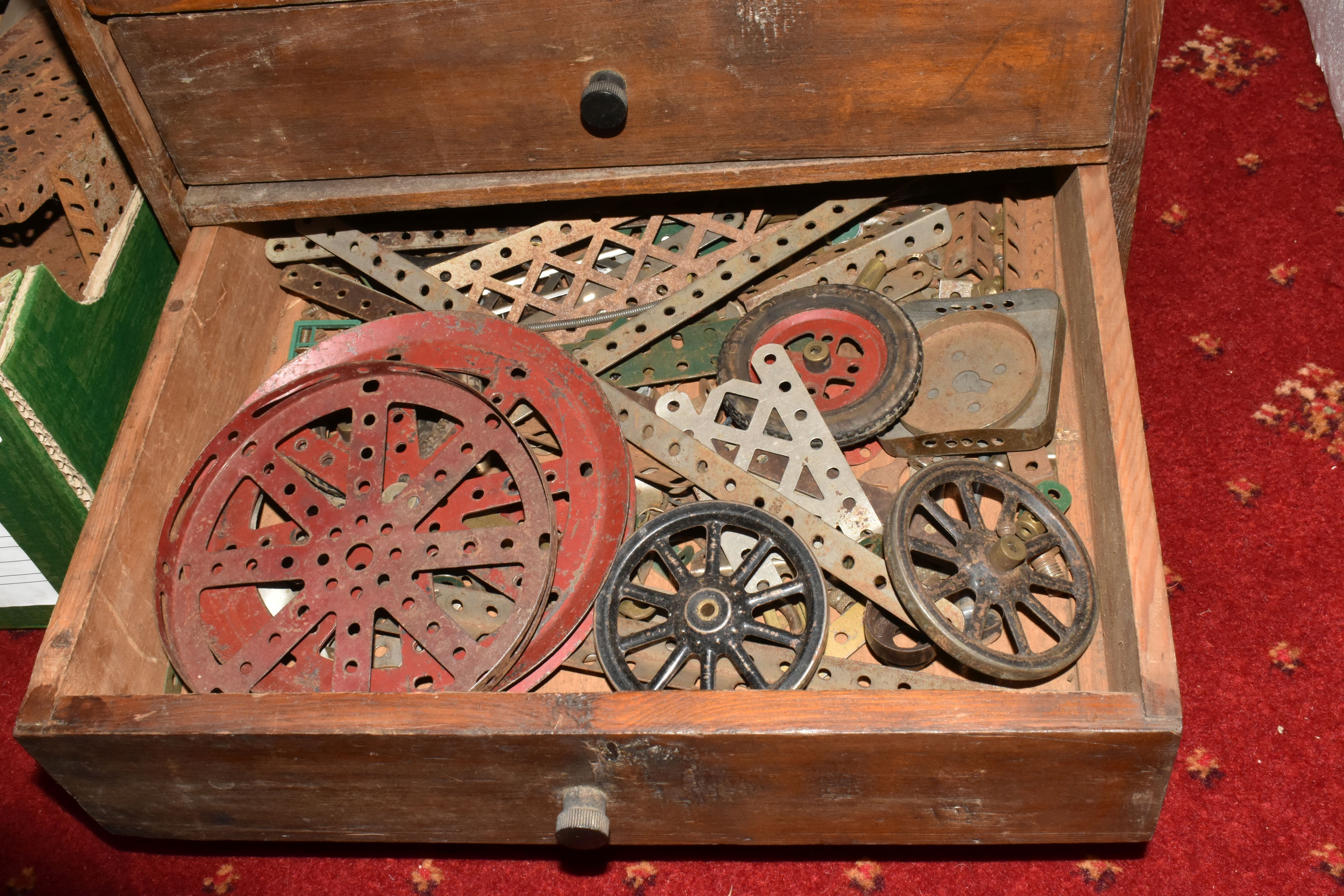 A COLLECTION OF ASSORTED VINTAGE MECCANO AND OTHER CONSTRUCTION KIT ITEMS, Meccano items include - Image 7 of 7