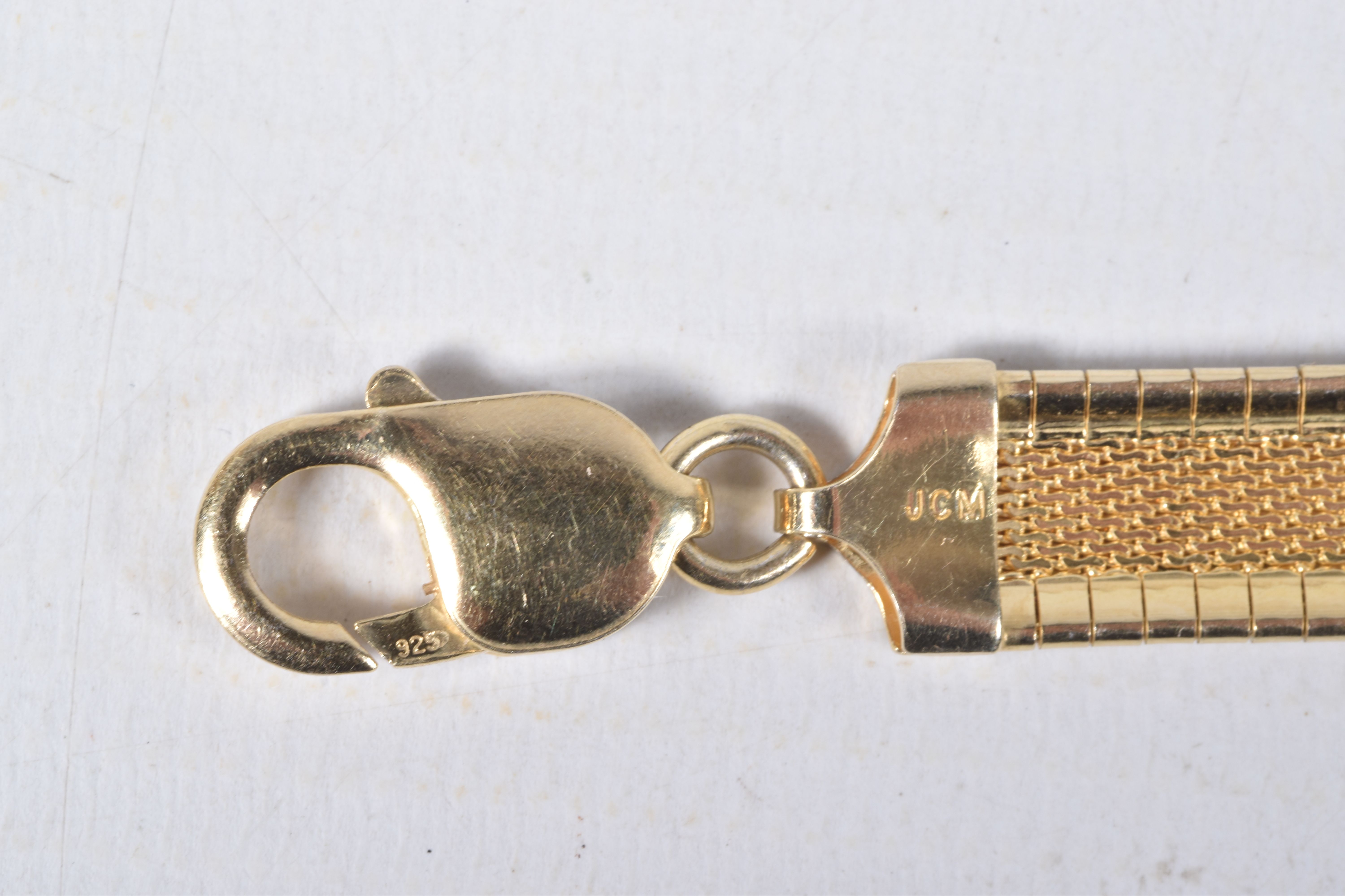 A SMALL BAG OF JEWELLERY, to include a gold plated silver articulated bracelet, fitted with a - Image 18 of 27