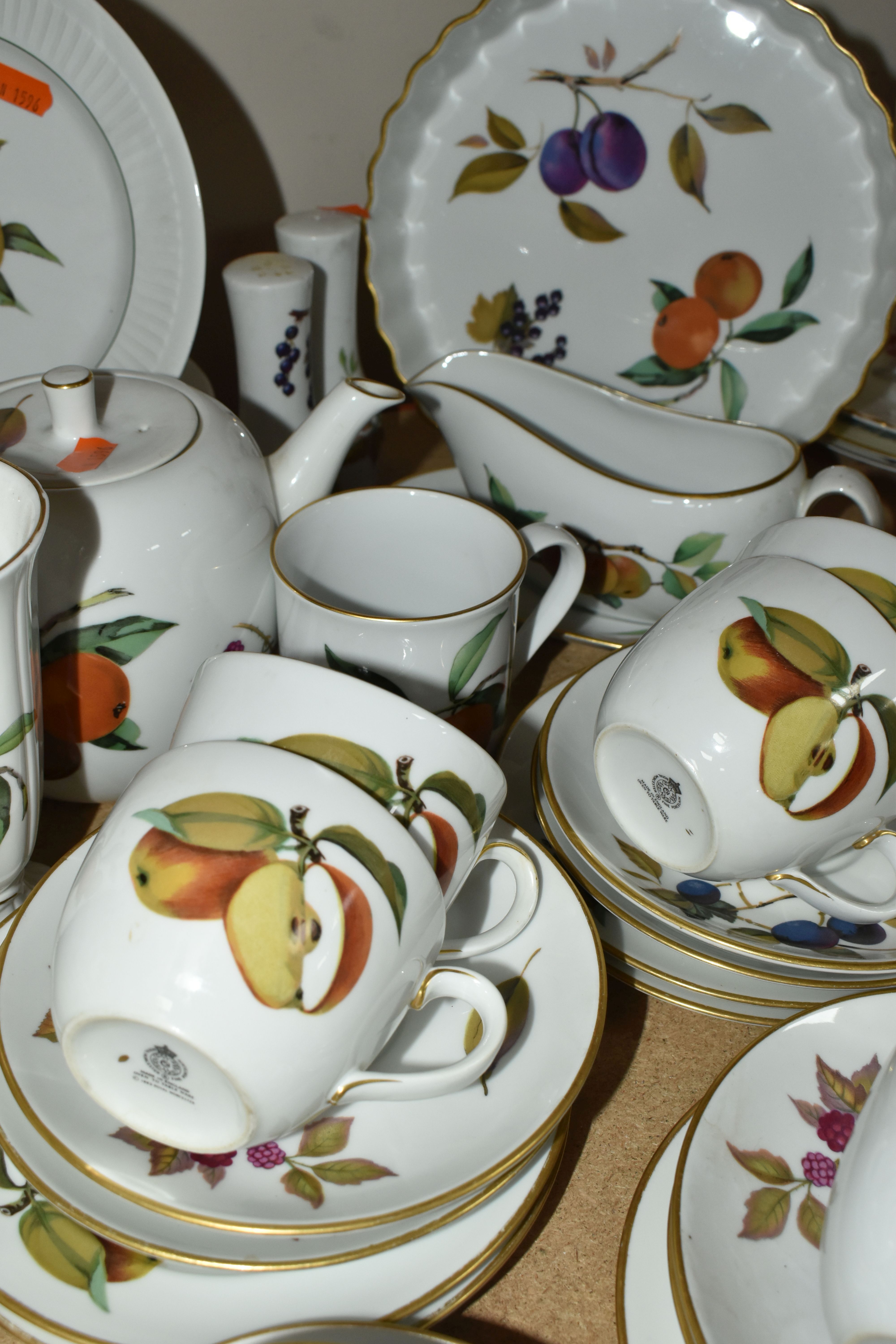 A LARGE QUANTITY OF ROYAL WORCESTER 'EVESHAM' PATTERN DINNERWARE, comprising three covered - Image 5 of 6