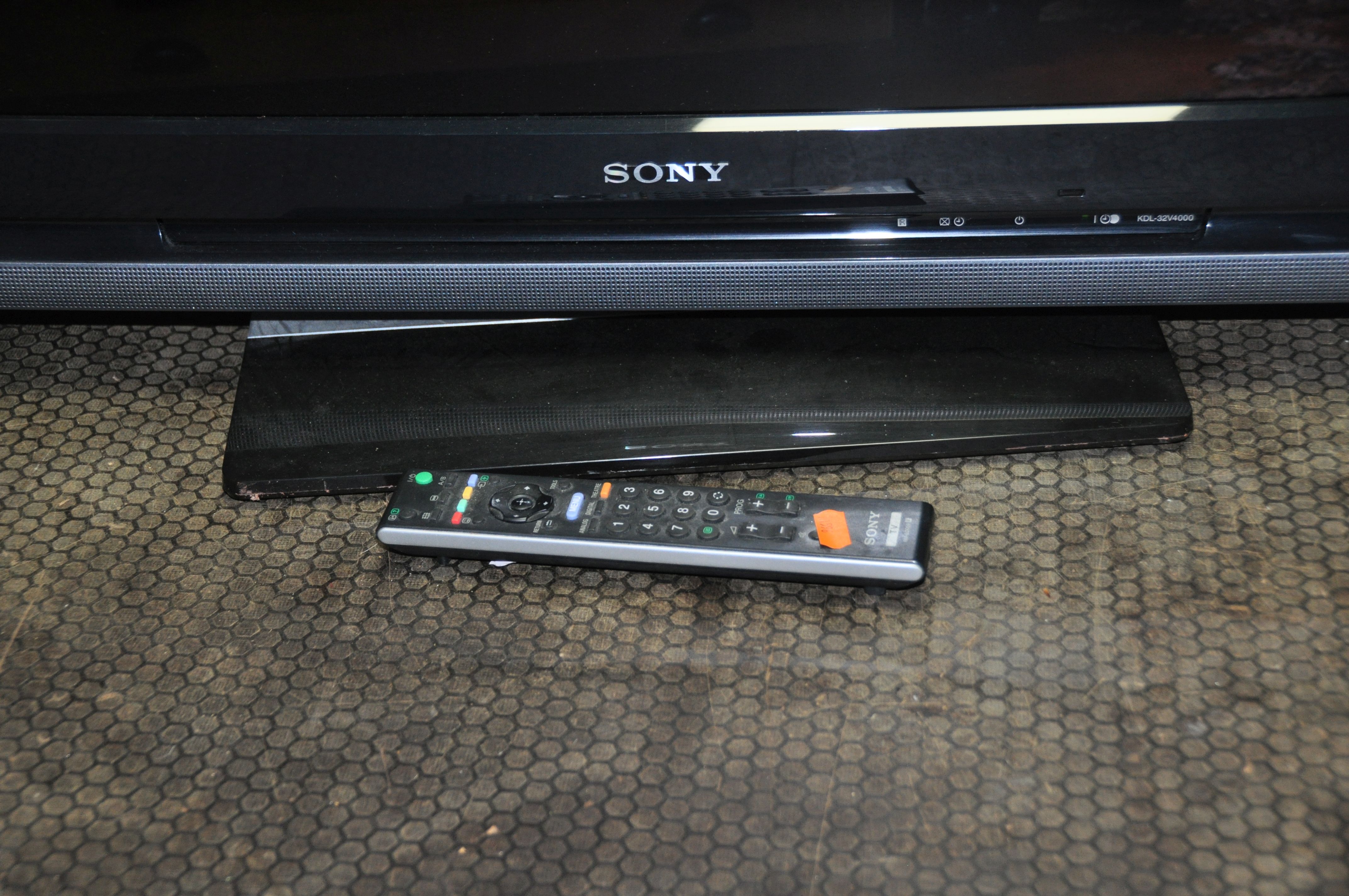 A SONY KDL- 32V4000 32in TV WITH REMOTE (PAT pass and working) - Image 2 of 2