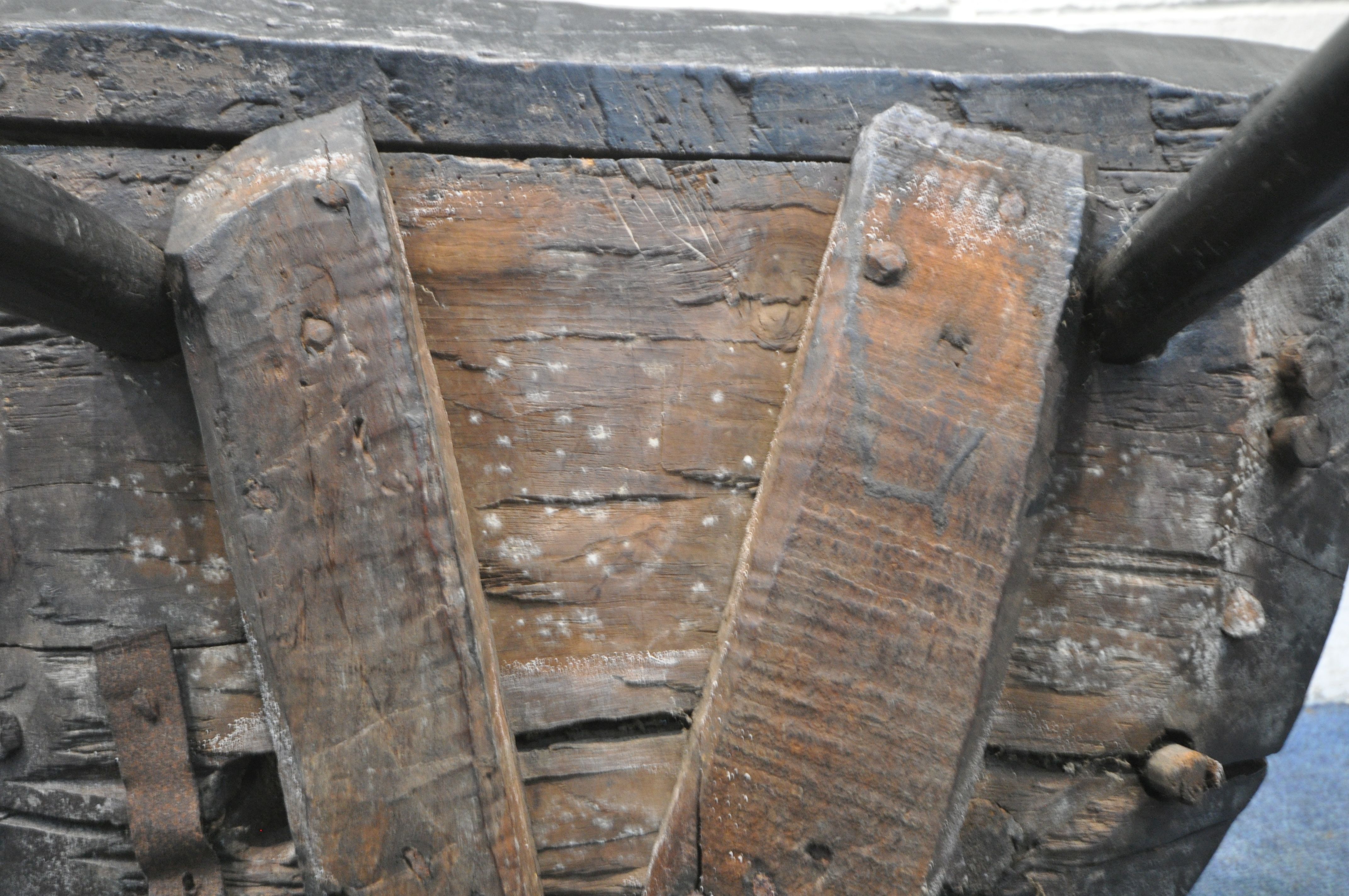 A 17TH / 18TH CENTURY ELM PRIMITIVE CHILDS CHAIR, with bentwood backrest, spindle supports, raised - Image 12 of 14