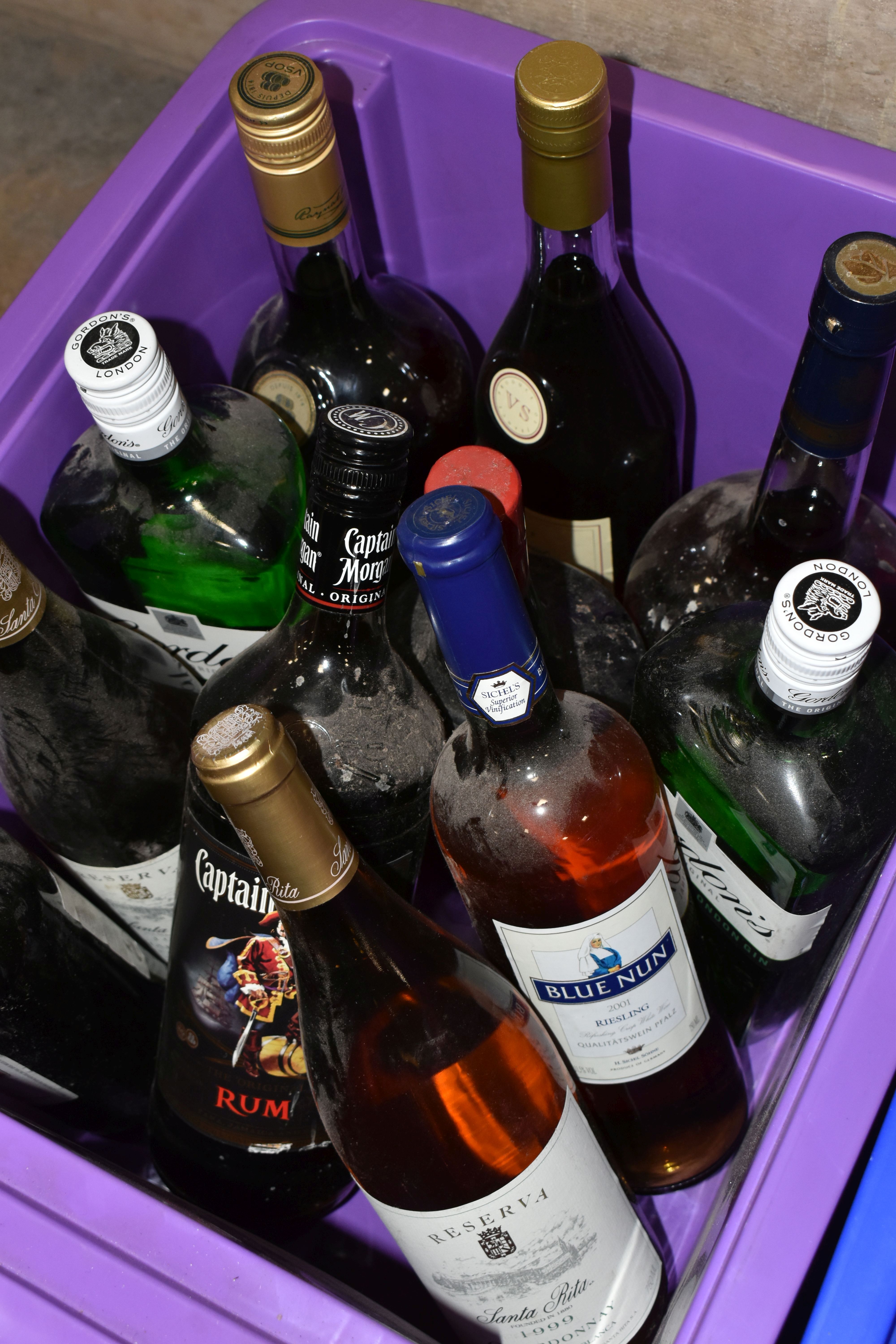 ALCOHOL, Two Crates of Assorted Alcohol comprising one bottle of COURVOISIER *V*S* Cognac, 40% - Image 3 of 3