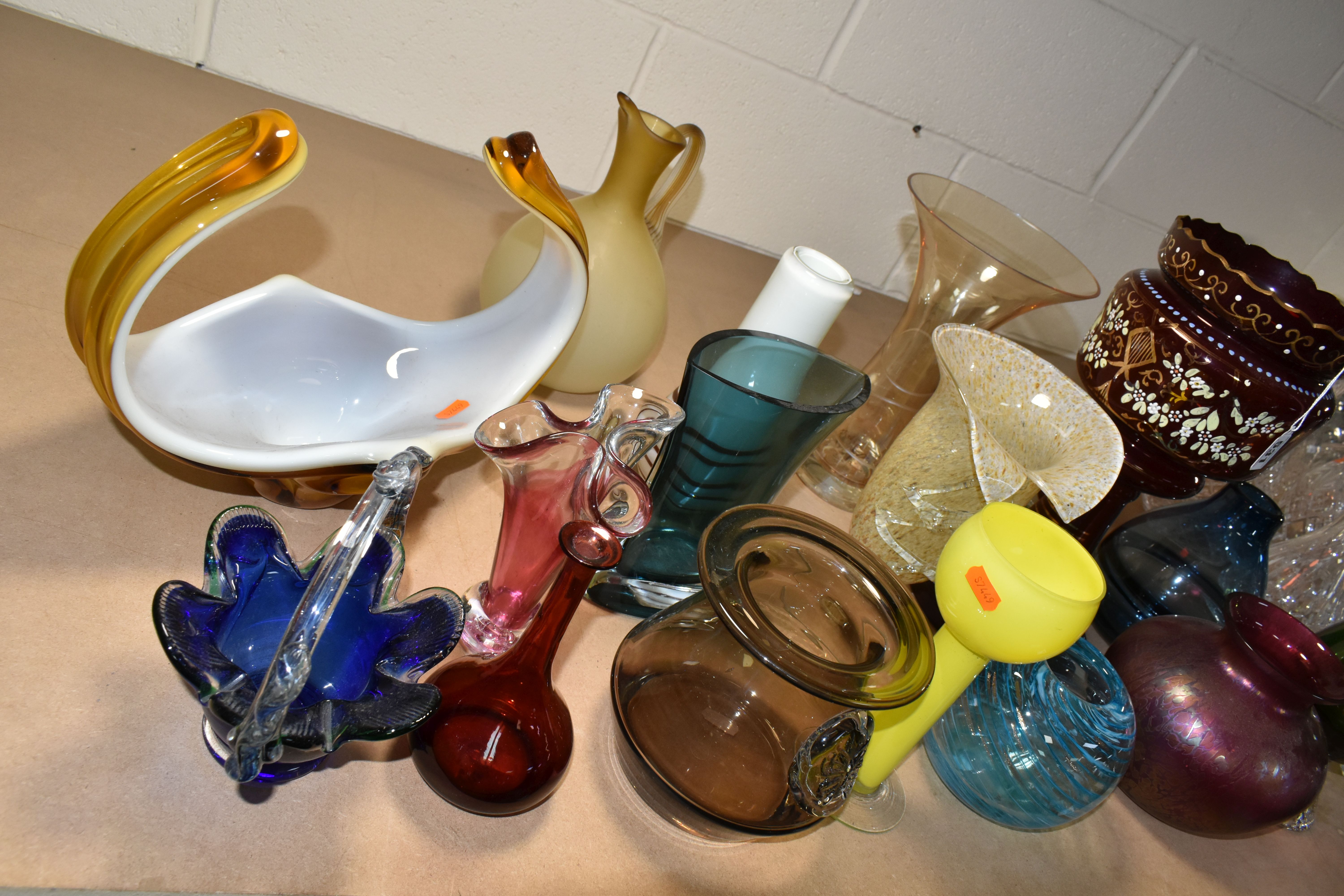 A SELECTION OF DECORATIVE COLOURED GLASSWARES, to include a Dartington vase with applied butterfly - Image 6 of 21