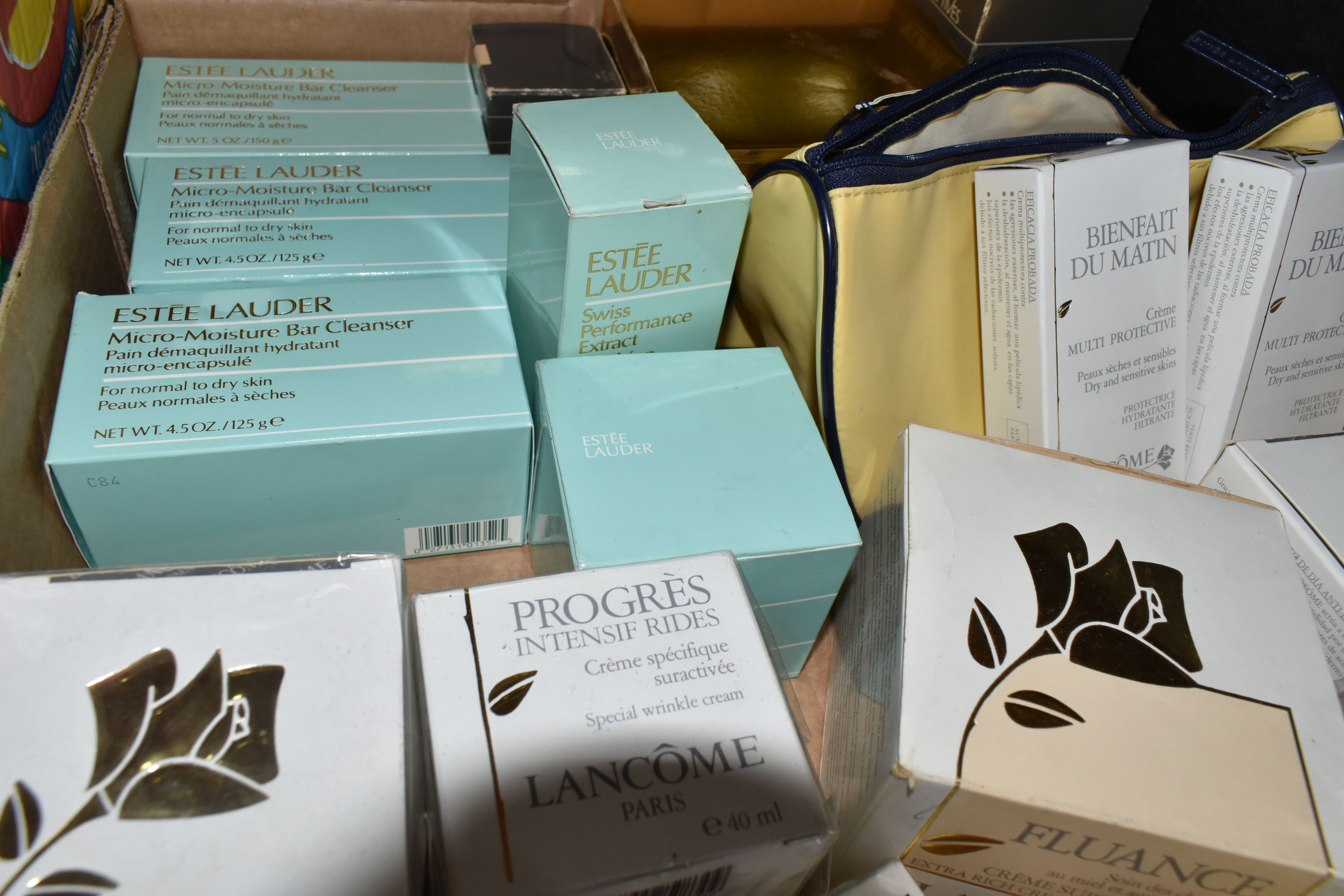 A BOX OF ESTÉE LAUDER, LANCOME AND ELIZABETH ARDEN COSMETICS, some sealed, to include boxed Estée - Image 3 of 3