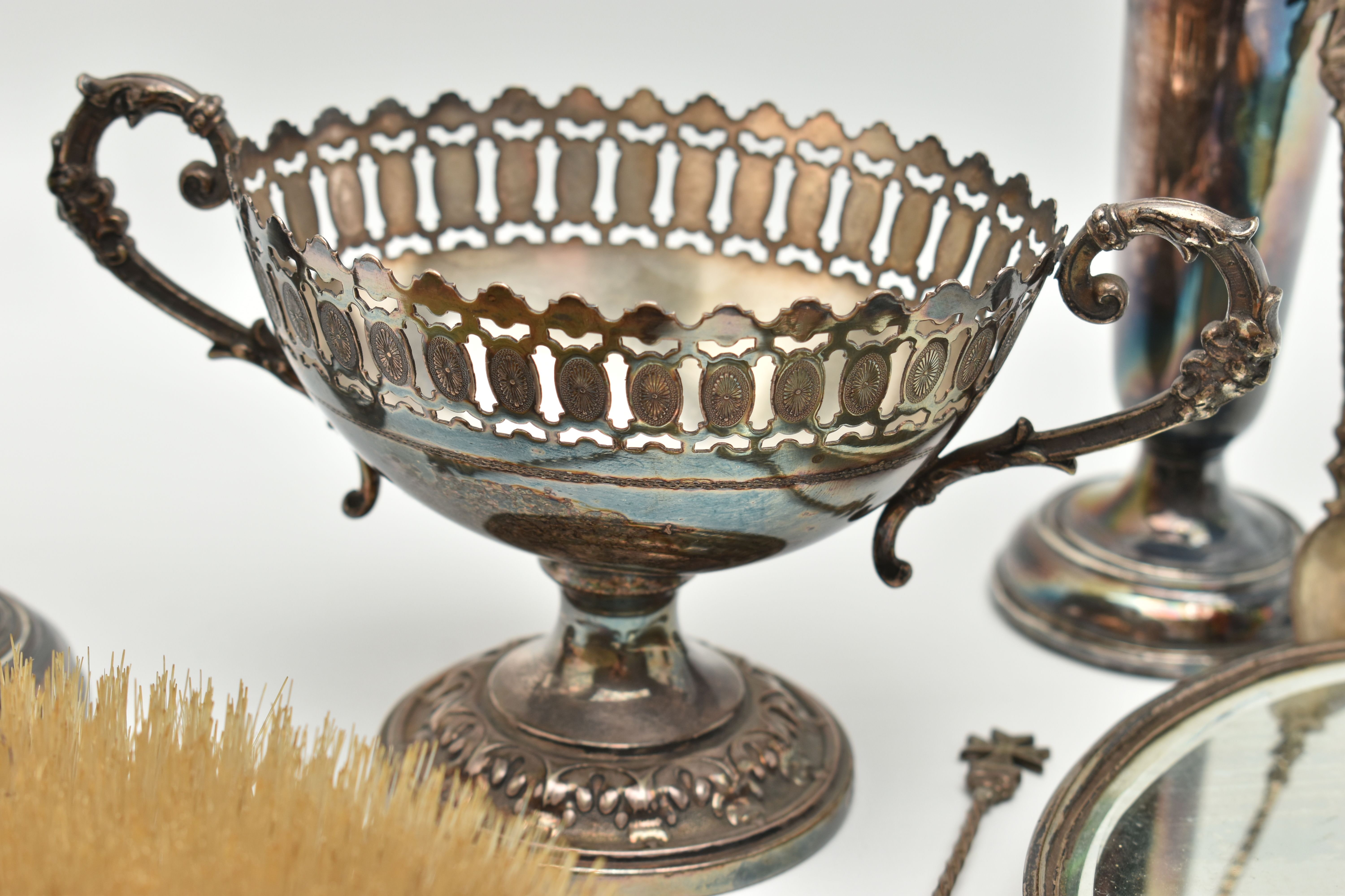 ASSORTED SILVER AND WHITE METAL ITEMS, to include a pair of silver posy vases, with wavy rims and - Image 8 of 8