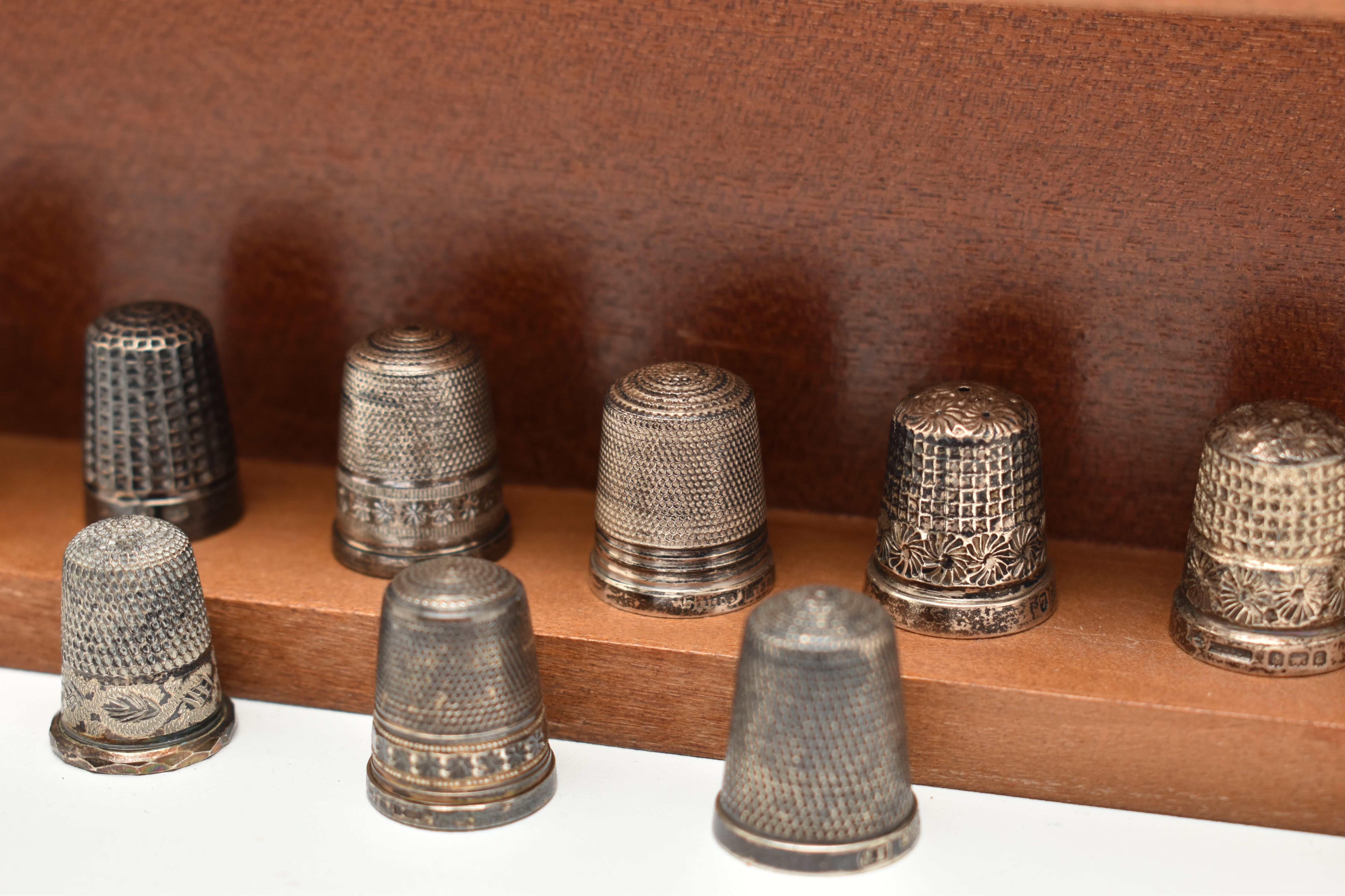 A SELECTION OF SILVER THIMBLES AND TWO DISPLAY SHELVES, to include twenty-two thimbles, various - Image 7 of 7