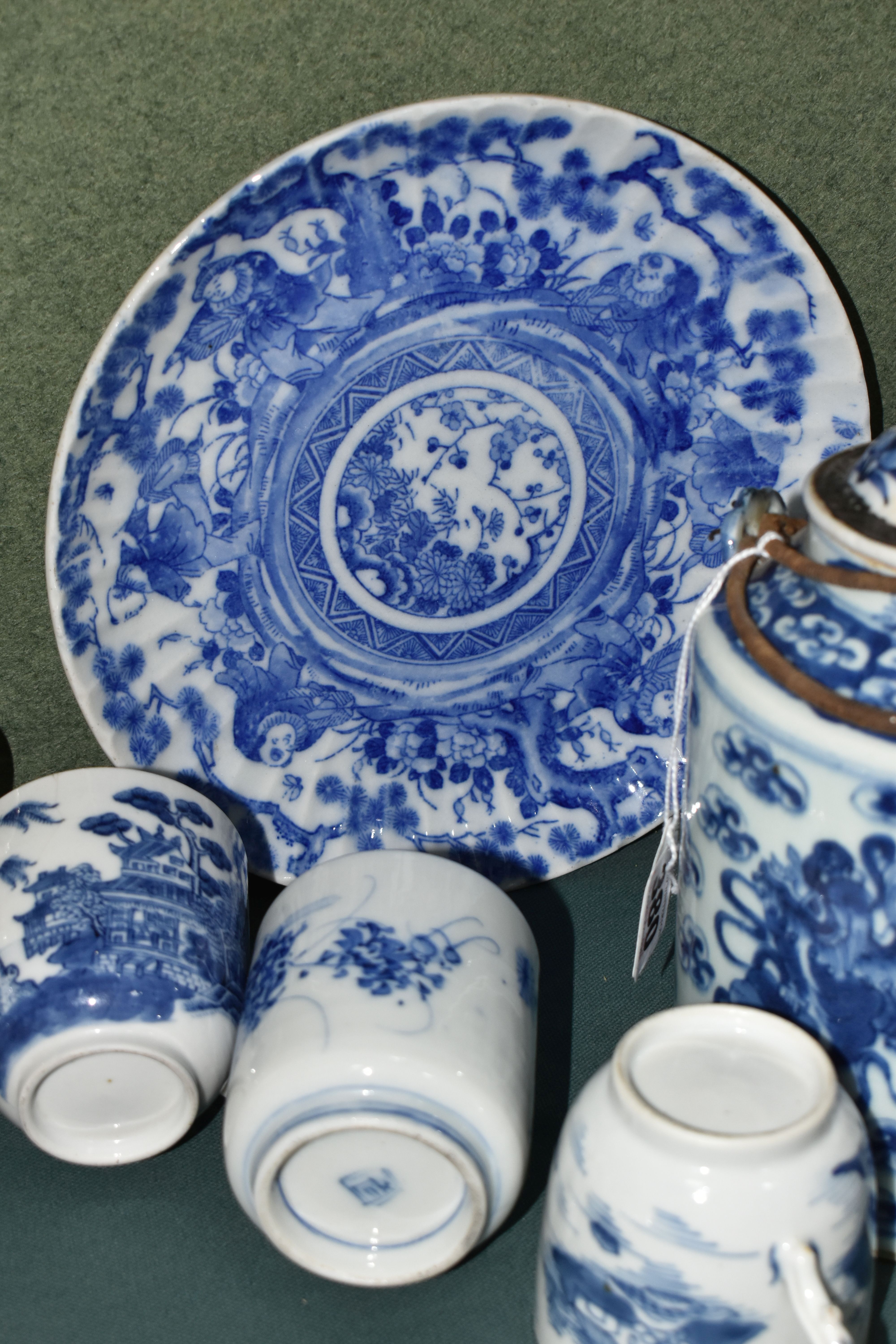 A GROUP OF LATE 18TH TO EARLY 20TH CENTURY CHINESE AND JAPANESE BLUE AND WHITE PORCELAIN, comprising - Image 9 of 9