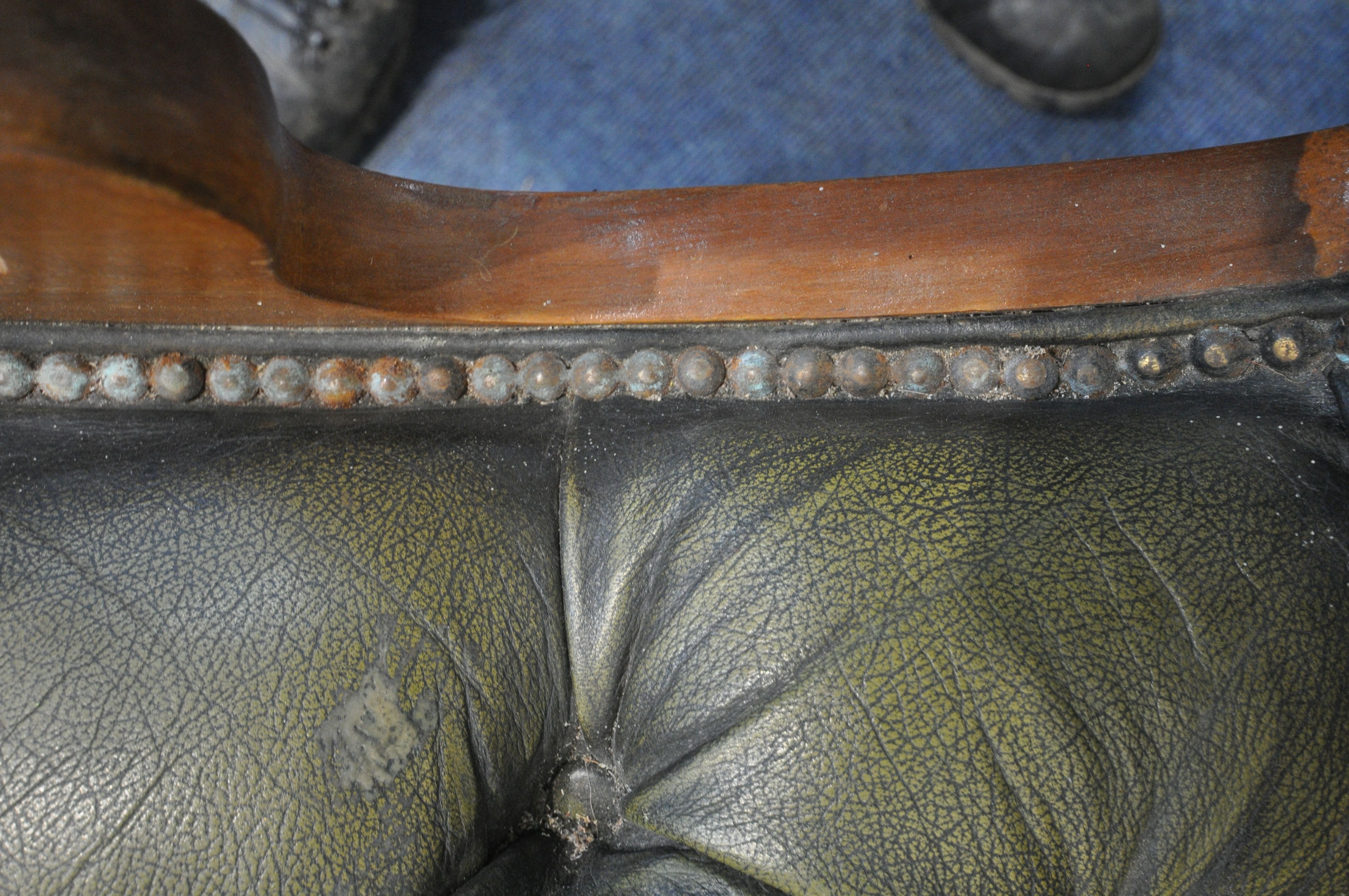 A 20TH CENTURY GREEN LEATHER BUTTONED OFFICE CHAIR (condition report: surface marks, scuffs, stains, - Image 3 of 4