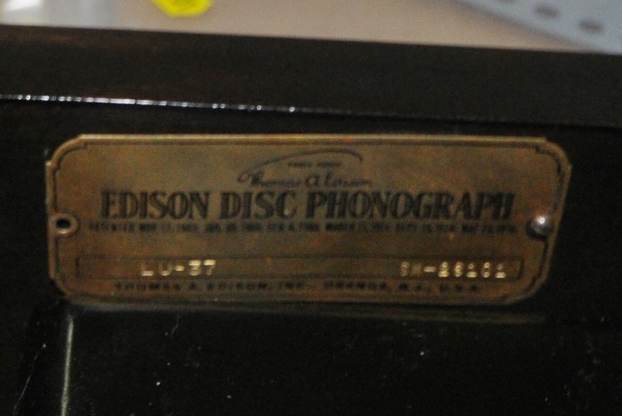 THOMAS A EDISON, AN EARLY 20TH CENTURY MAHOGANY AND BEECH CASED EDISON DISC PHONOGRAPH, model LU-37, - Image 4 of 7