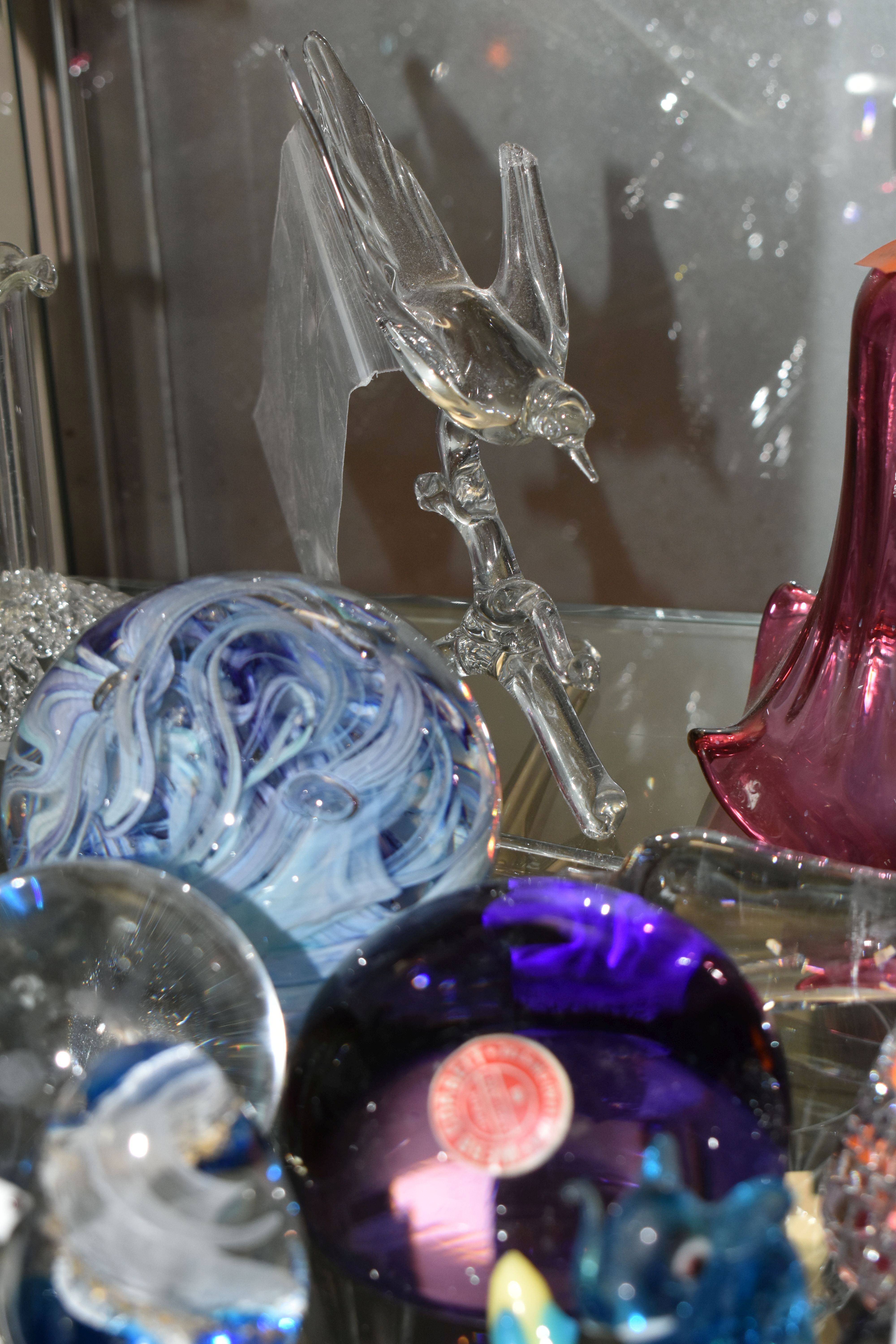 A GROUP OF COLOURED ART GLASS AND LAMPWORK ANIMALS, comprising a clear amethyst Webb Corbett - Image 7 of 11