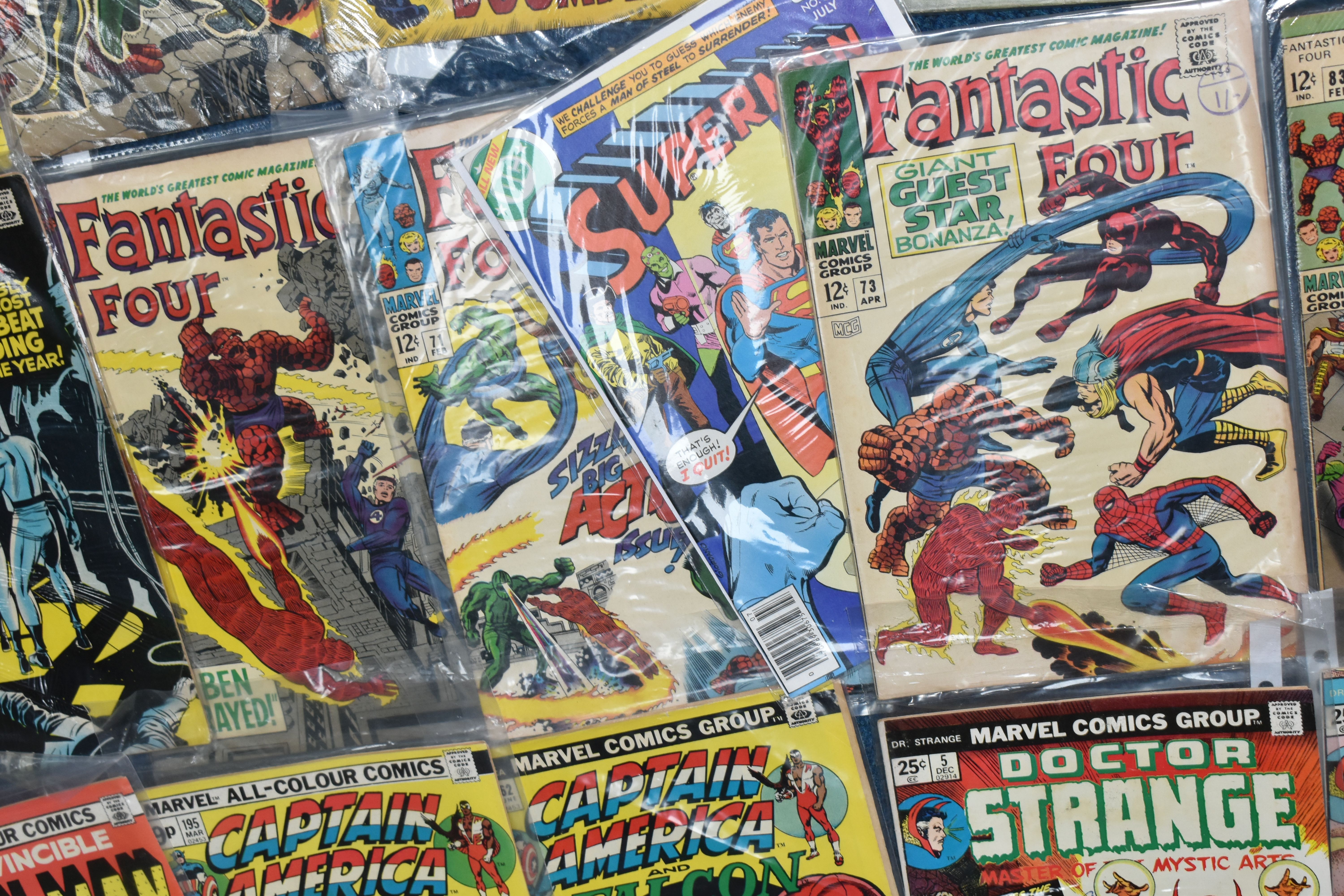 BOX OF MOSTLY MARVEL COMICS, mixture of cents and pence variants, includes Fantastic Four, Captain - Image 3 of 4