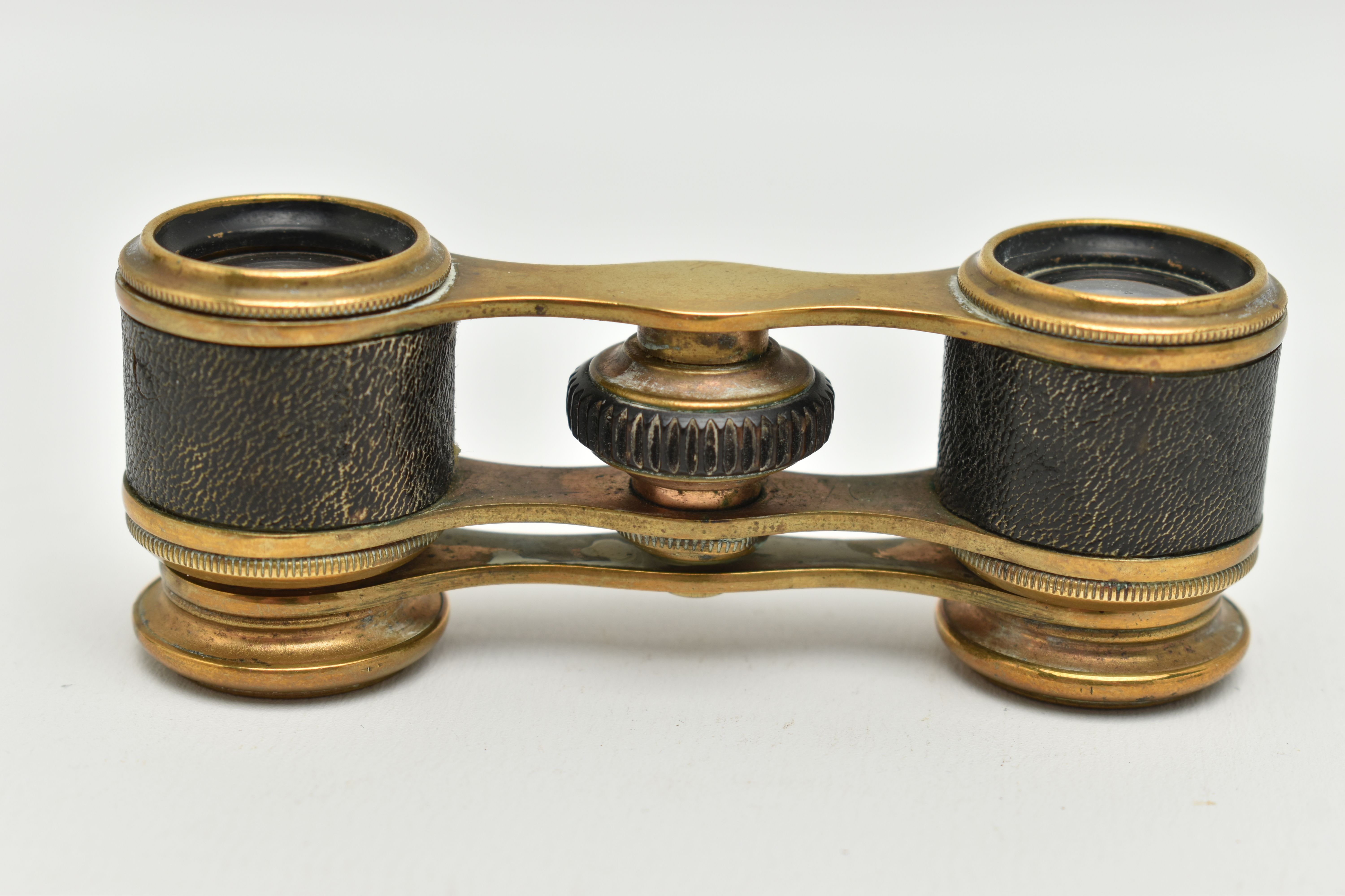 A SMALL PAIR OF EARLY 20TH CENTURY BRASS OPERA GLASSES, with black lacquered eyepieces and brown - Image 3 of 4