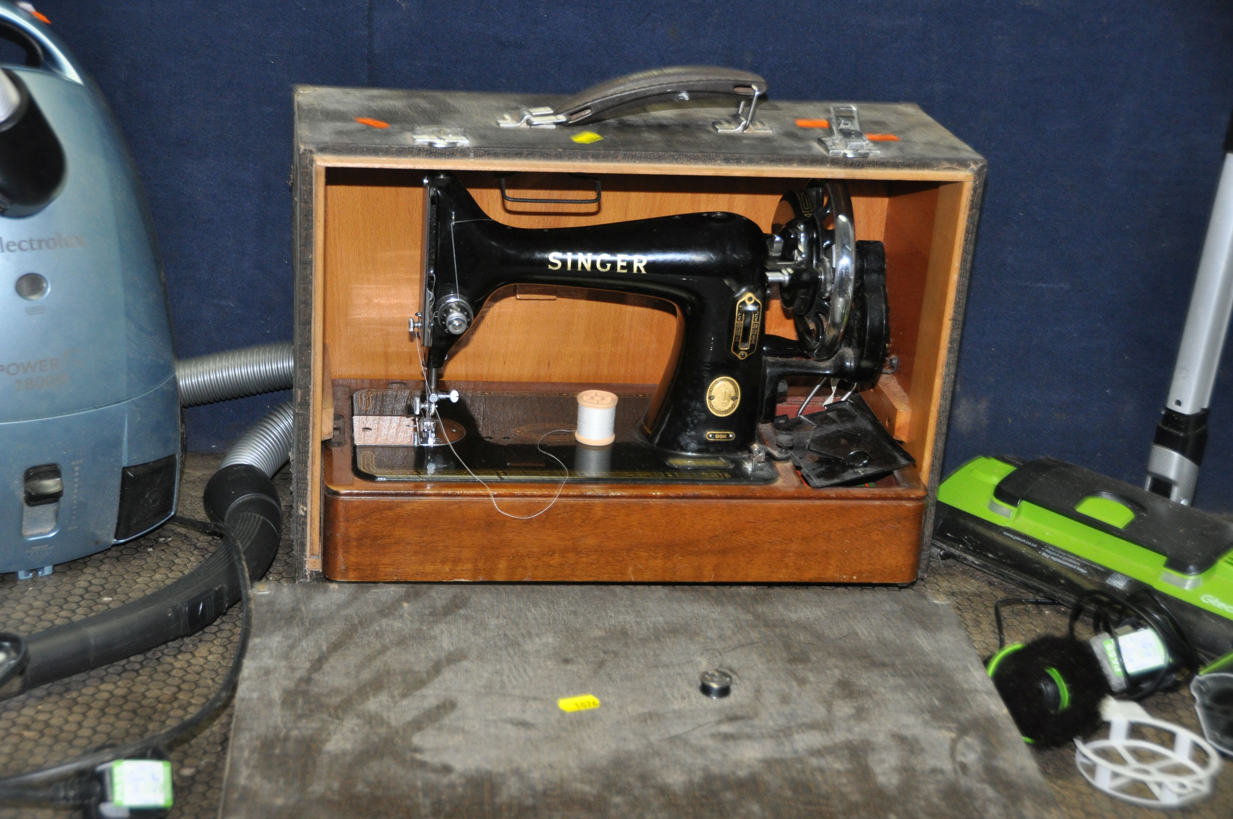 A COLLECTION OF HOUSEHOLD ELECTRICALS including a G Tech cordless vacuum cleaner with power supply - Image 3 of 5