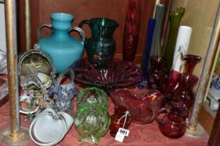 A SMALL QUANTITY OF COLOURED DECORATIVE GLASSWARES ETC, to include a pale cranberry coloured bowl