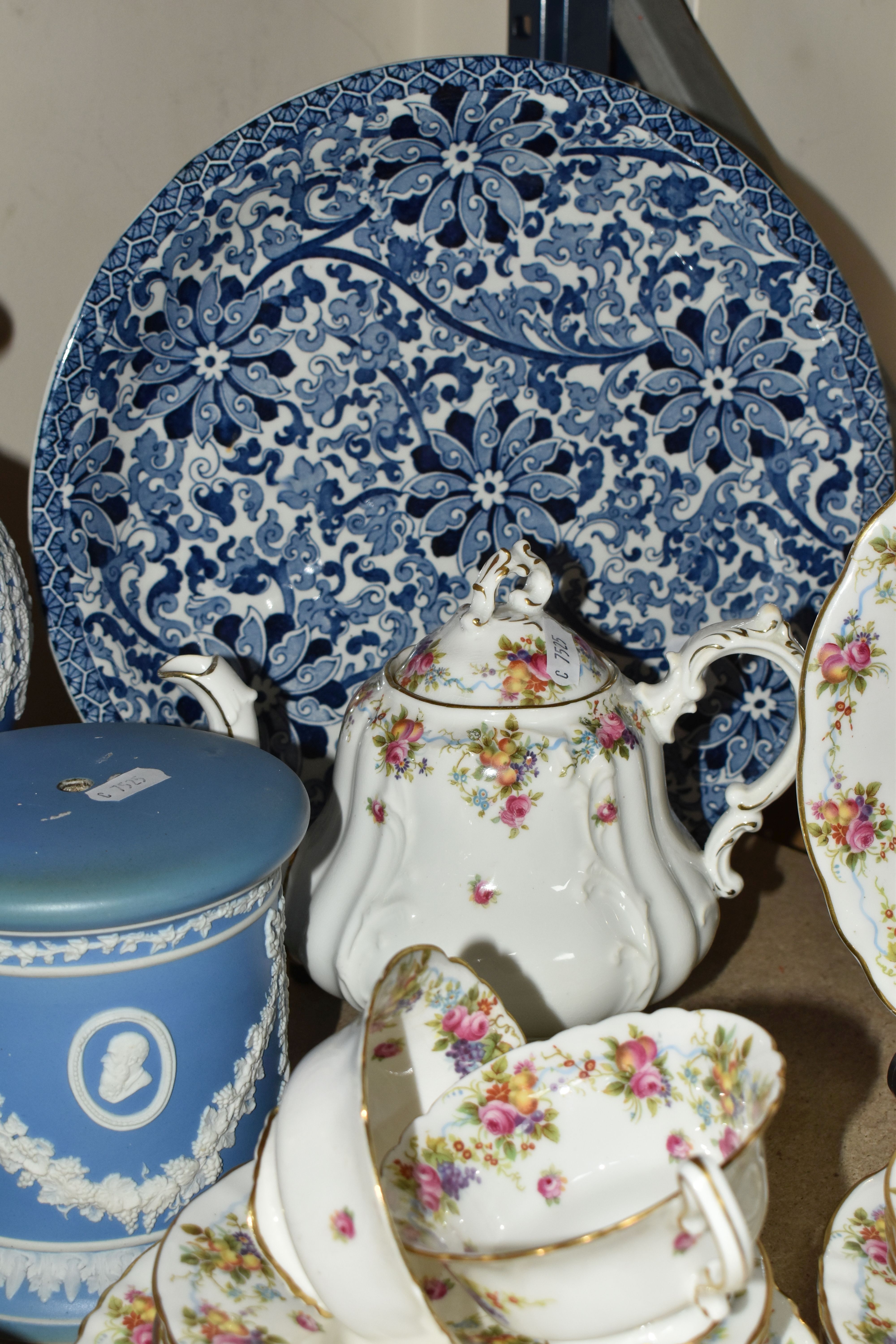 A GROUP OF NAMED CERAMICS, comprising a Royal Doulton floral spray pattern tea set, pattern no. - Image 8 of 13