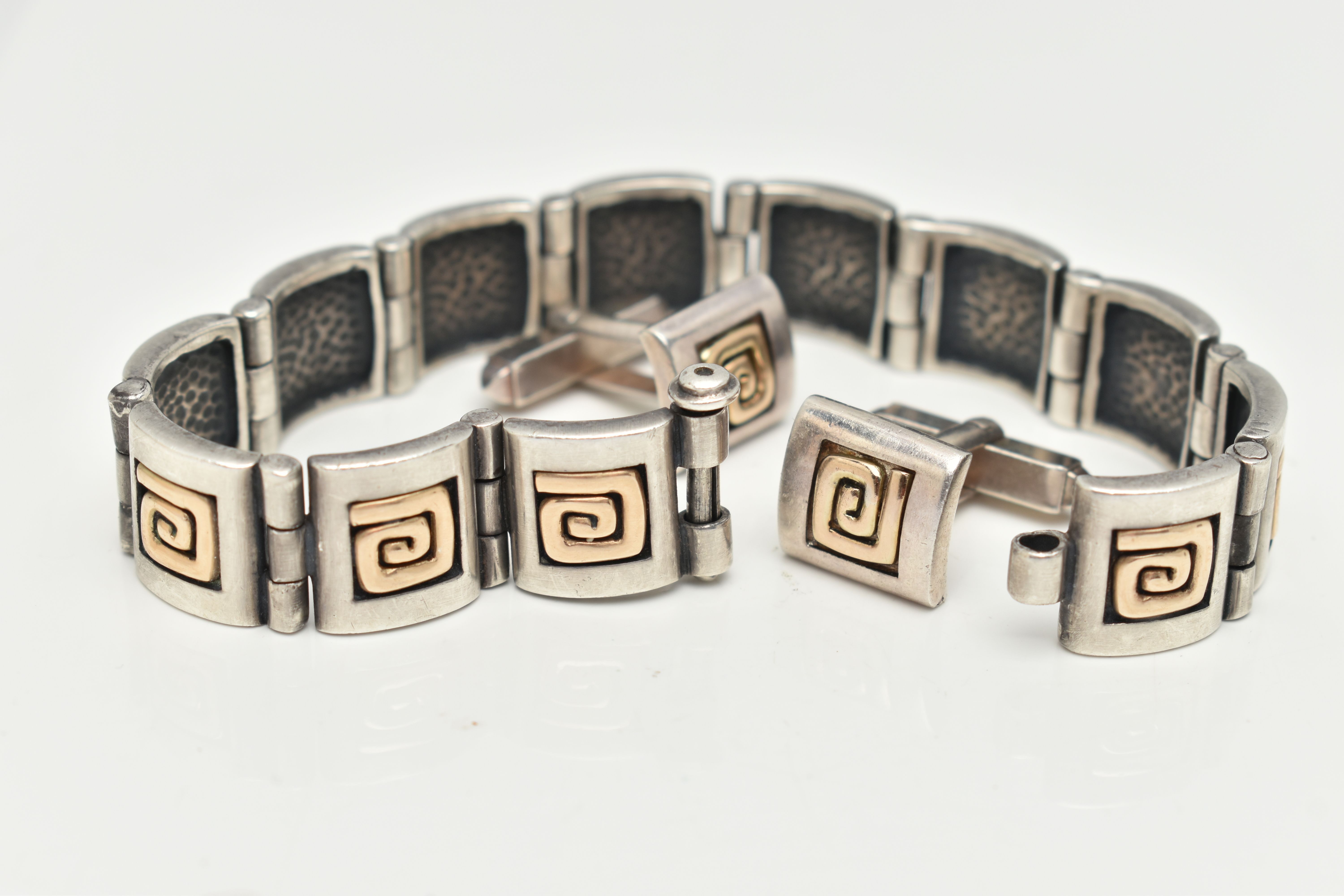 A BI COLOUR GREEK KEY BRACELET AND CUFFLINKS, a white metal bracelet comprised of twelve square - Image 4 of 4