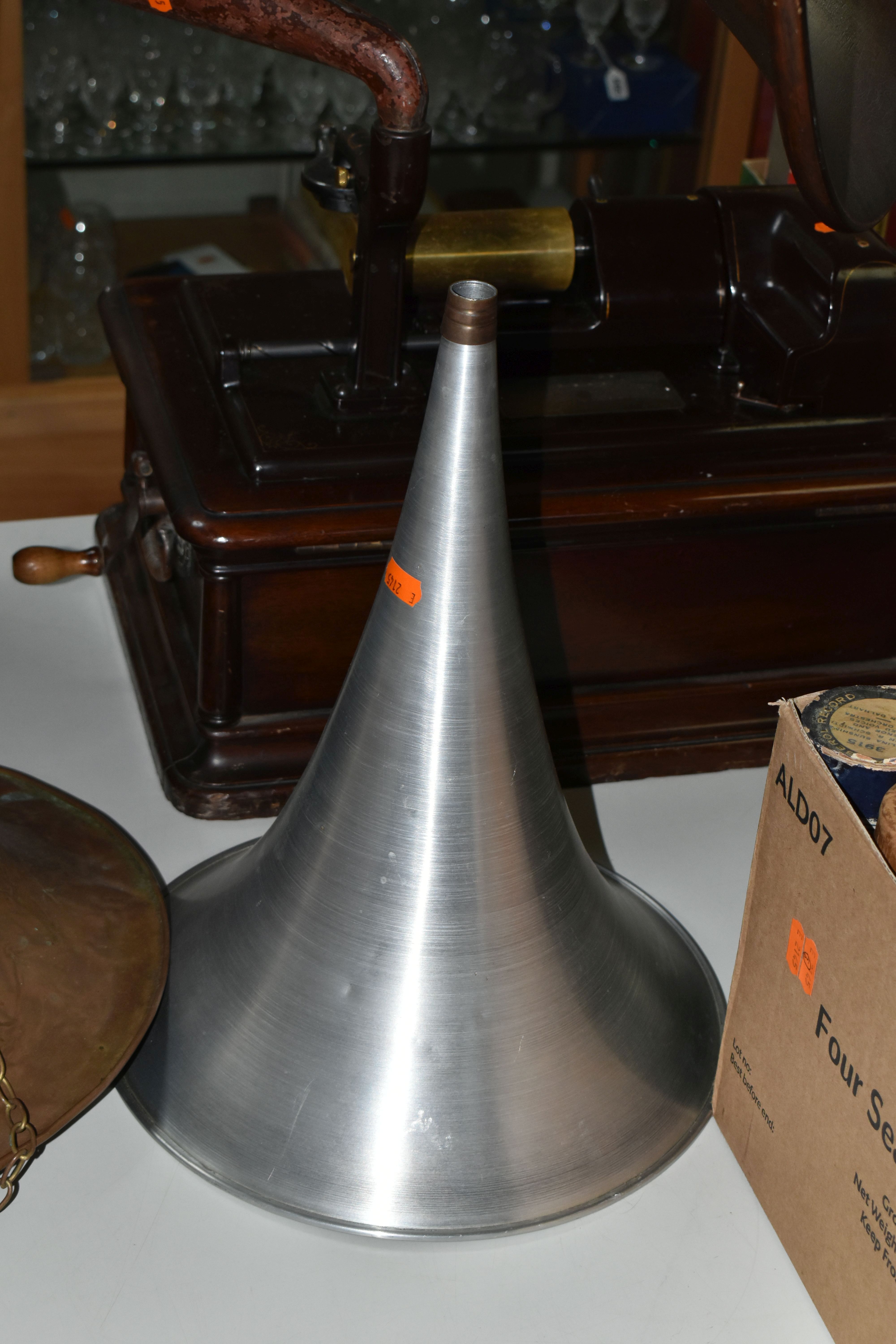 AN EDISON OPERA PHONOGRAPH, type SM, model A, the mahogany case has two swing handles either side - Image 5 of 18