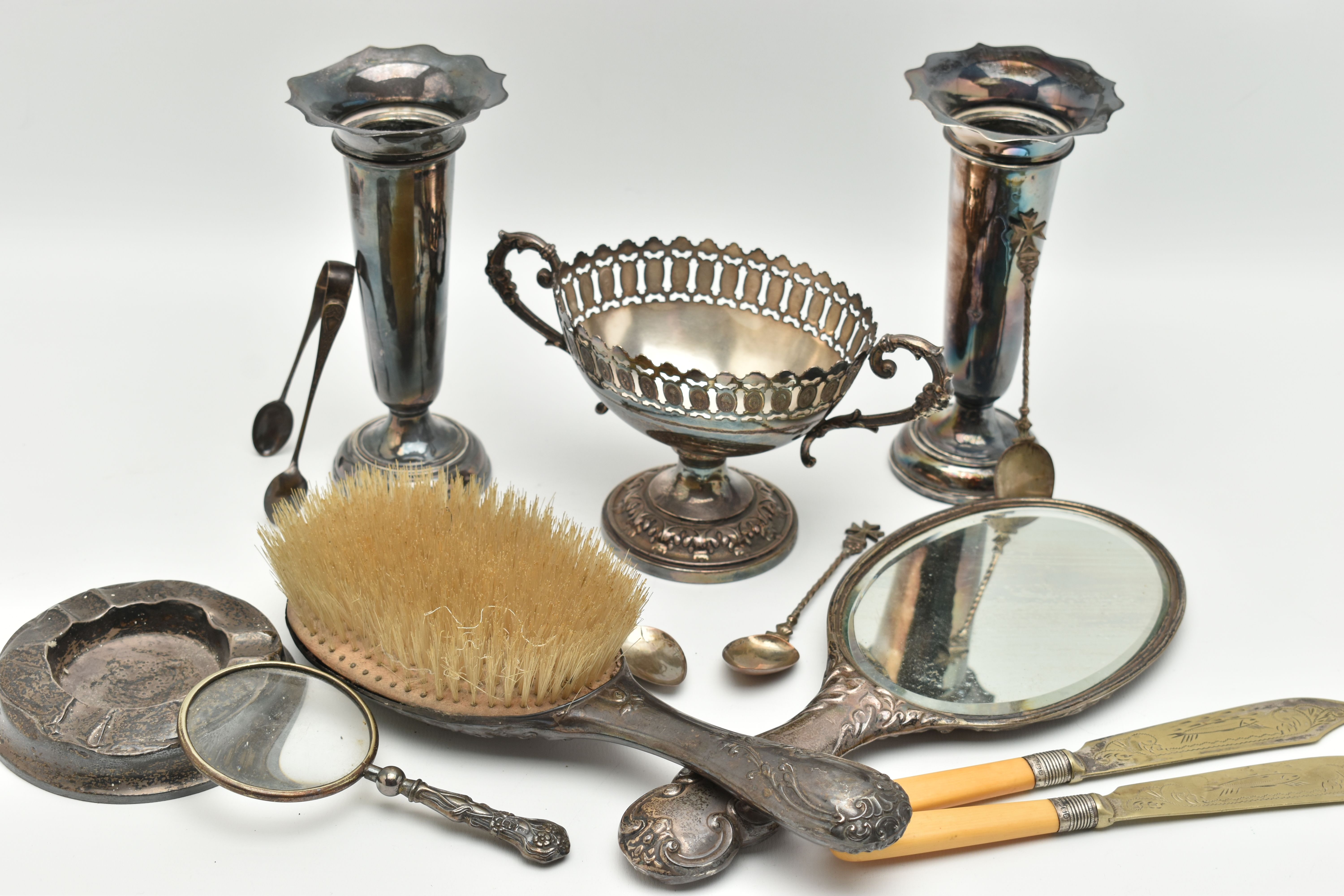 ASSORTED SILVER AND WHITE METAL ITEMS, to include a pair of silver posy vases, with wavy rims and - Image 7 of 8