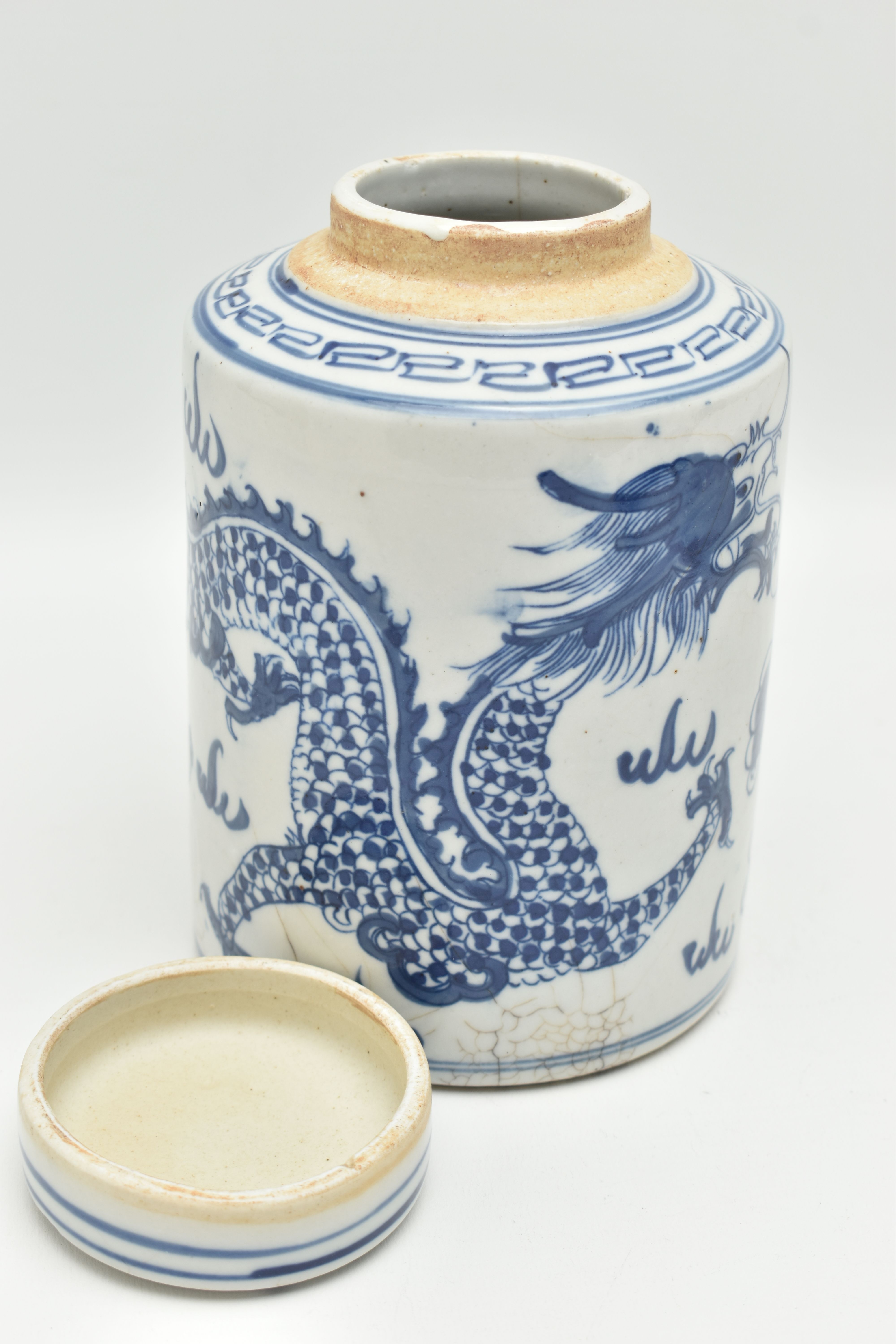 A 19TH CENTURY CHINESE PORCELAIN CYLINDRICAL JAR AND COVER DECORATED IN BLUE AND WHITE WITH A FOUR - Image 6 of 7