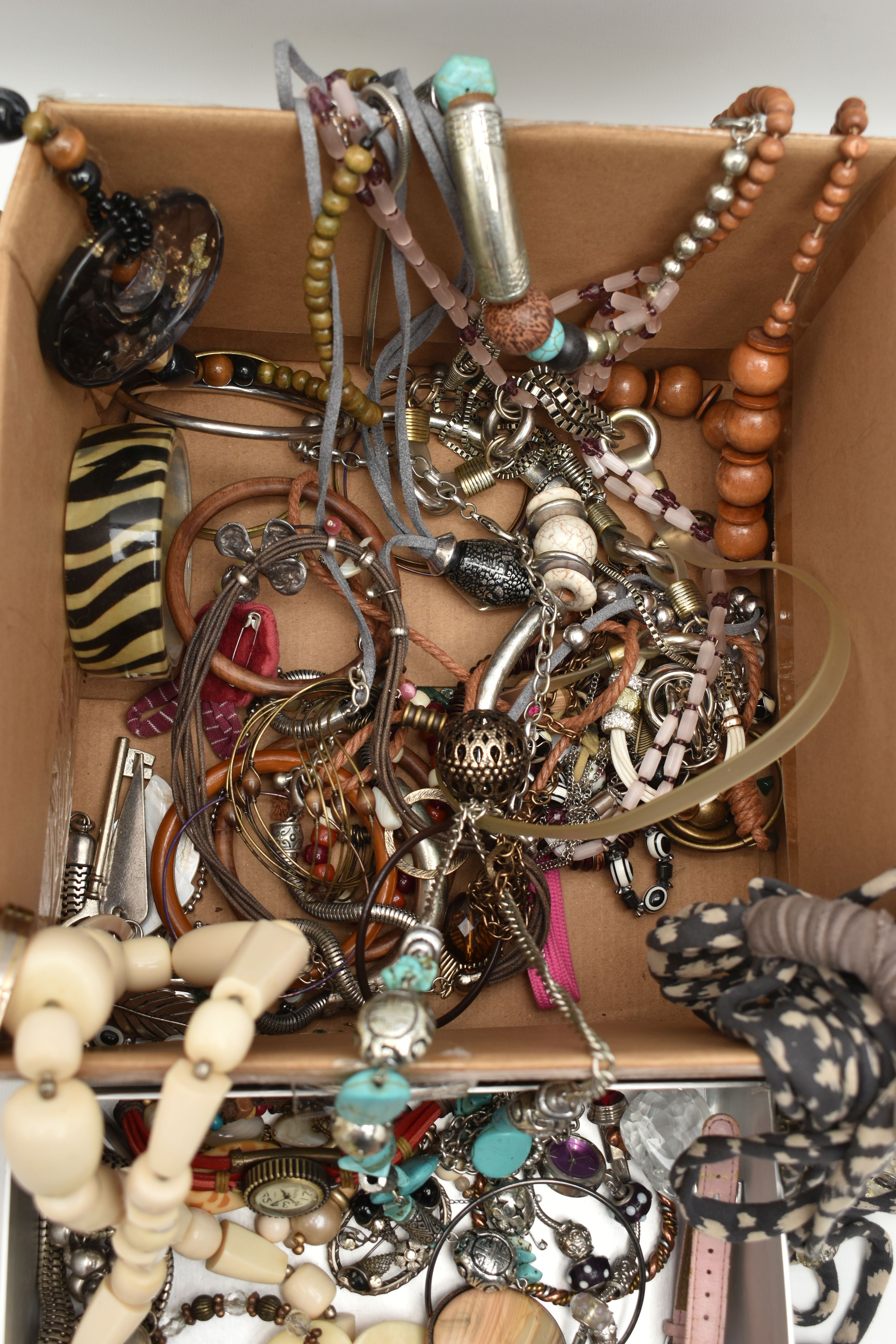 A BOX OF ASSORTED COSTUME JEWELLERY, to include a white metal floral open work brooch, stamped - Image 5 of 5