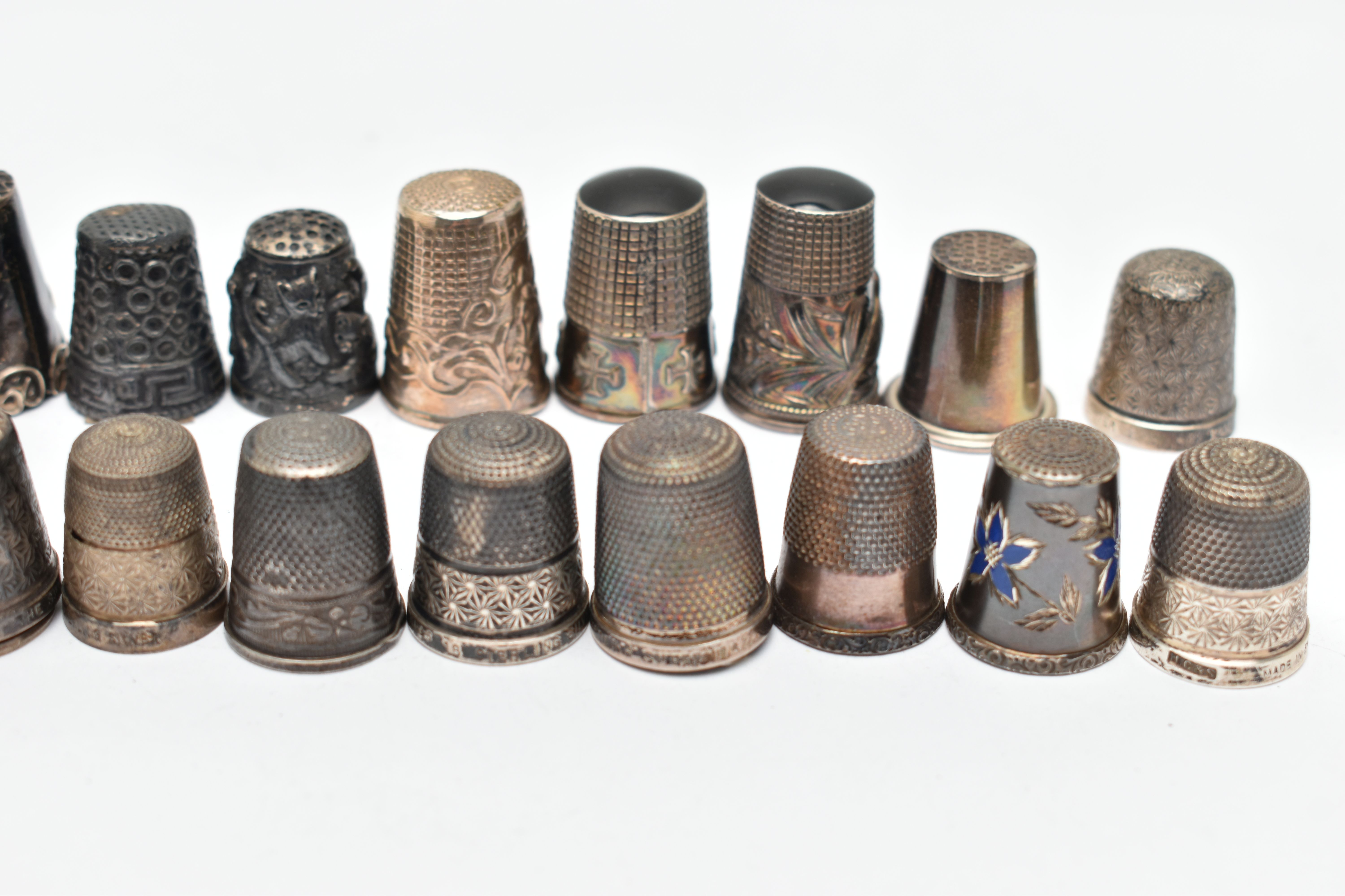 A BAG OF WHITE METAL THIMBLES, various designs and patterns, some set with semi-precious stone - Image 7 of 10