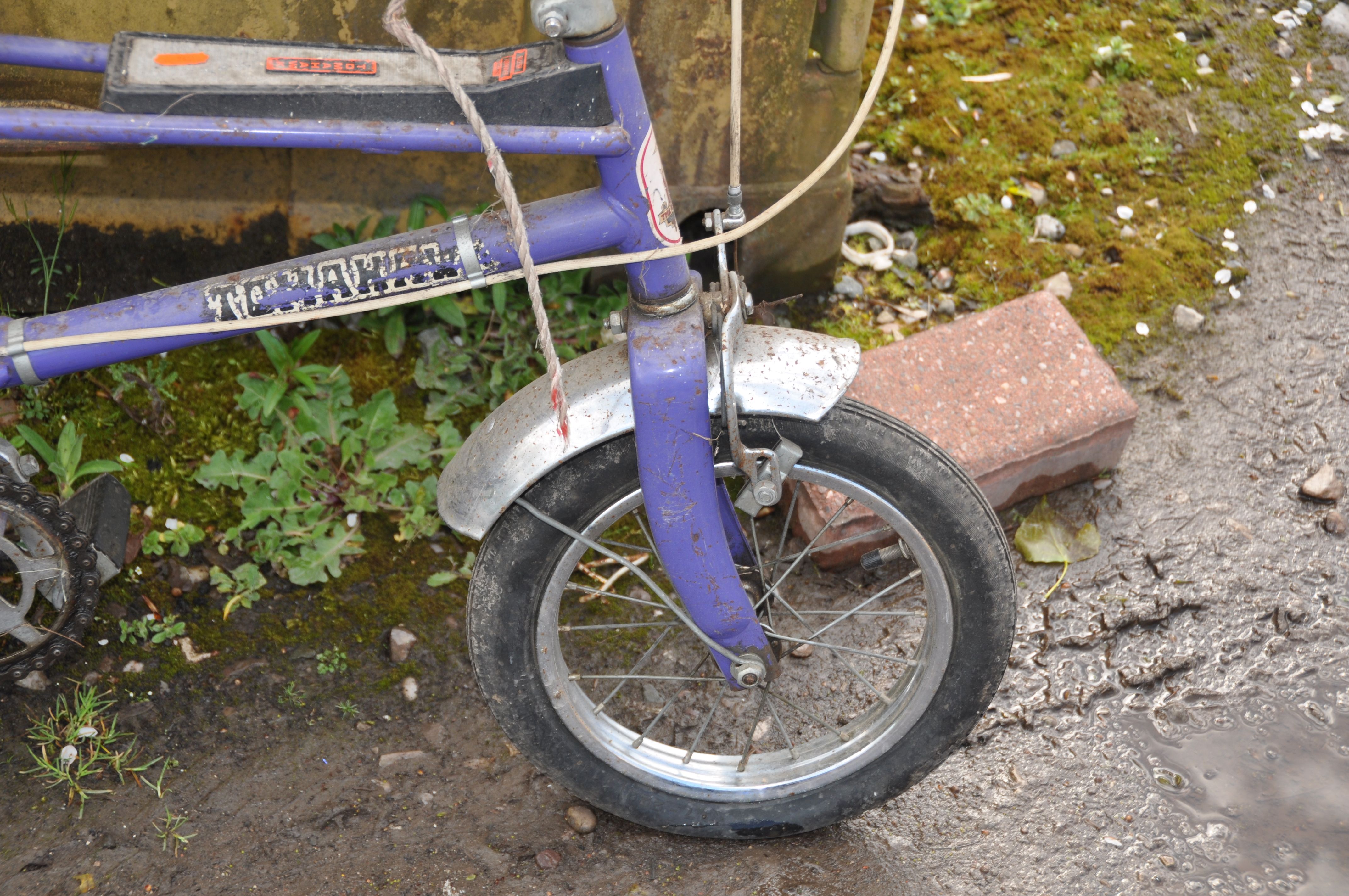 A RALEIGH TOMAHAWK VINTAGE CHILDS BIKE in purple Condition Report: bench seat in good order, paint - Image 4 of 6