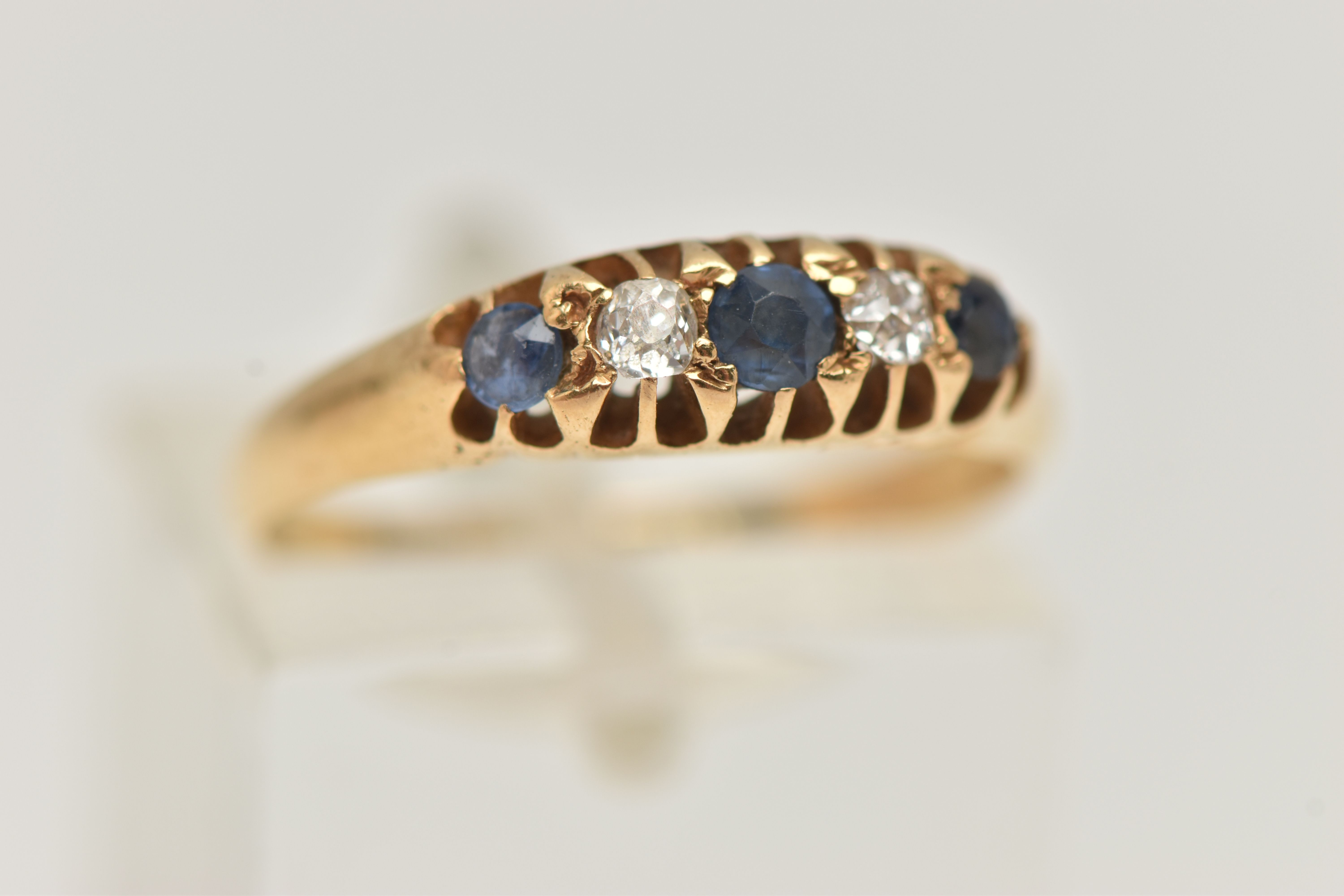 AN EARLY 20TH CENTURY DIAMOND AND SAPPHIRE RING, 18ct yellow gold boat ring, set with three circular - Image 4 of 4