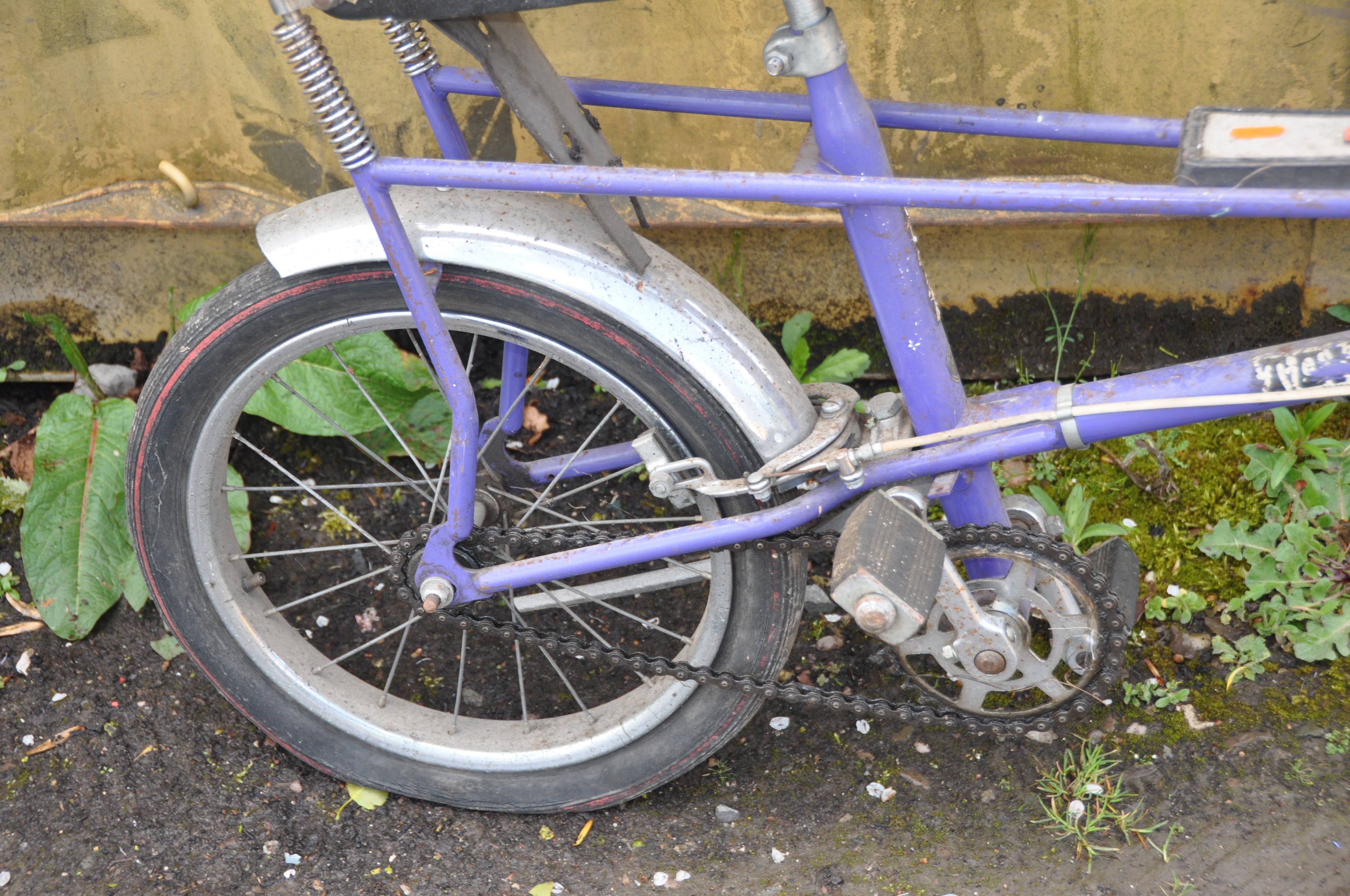 A RALEIGH TOMAHAWK VINTAGE CHILDS BIKE in purple Condition Report: bench seat in good order, paint - Image 3 of 6