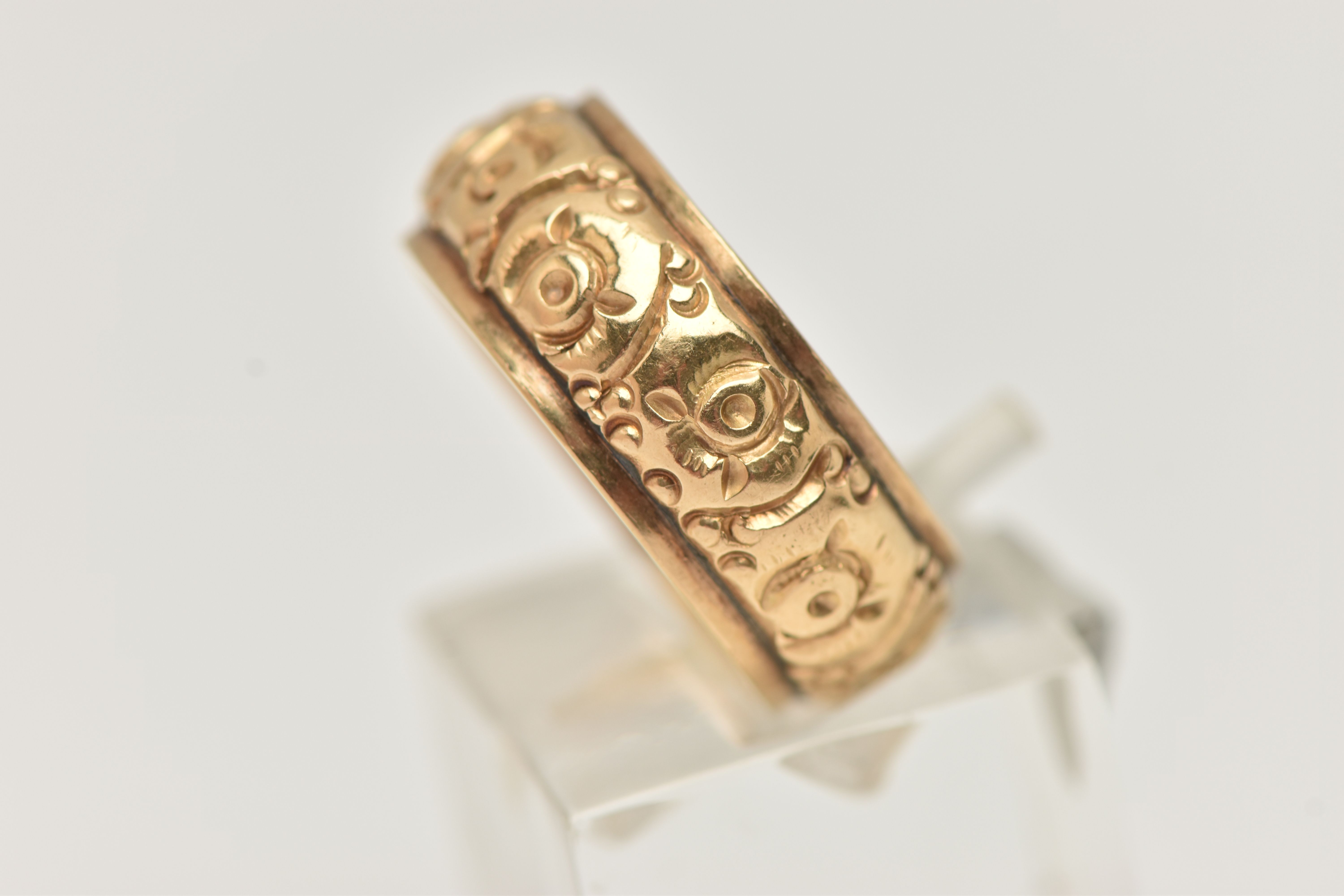 A FLORAL BAND RING, with personal engraving to inner band, stamp rubbed, believed to read 750, - Image 2 of 4