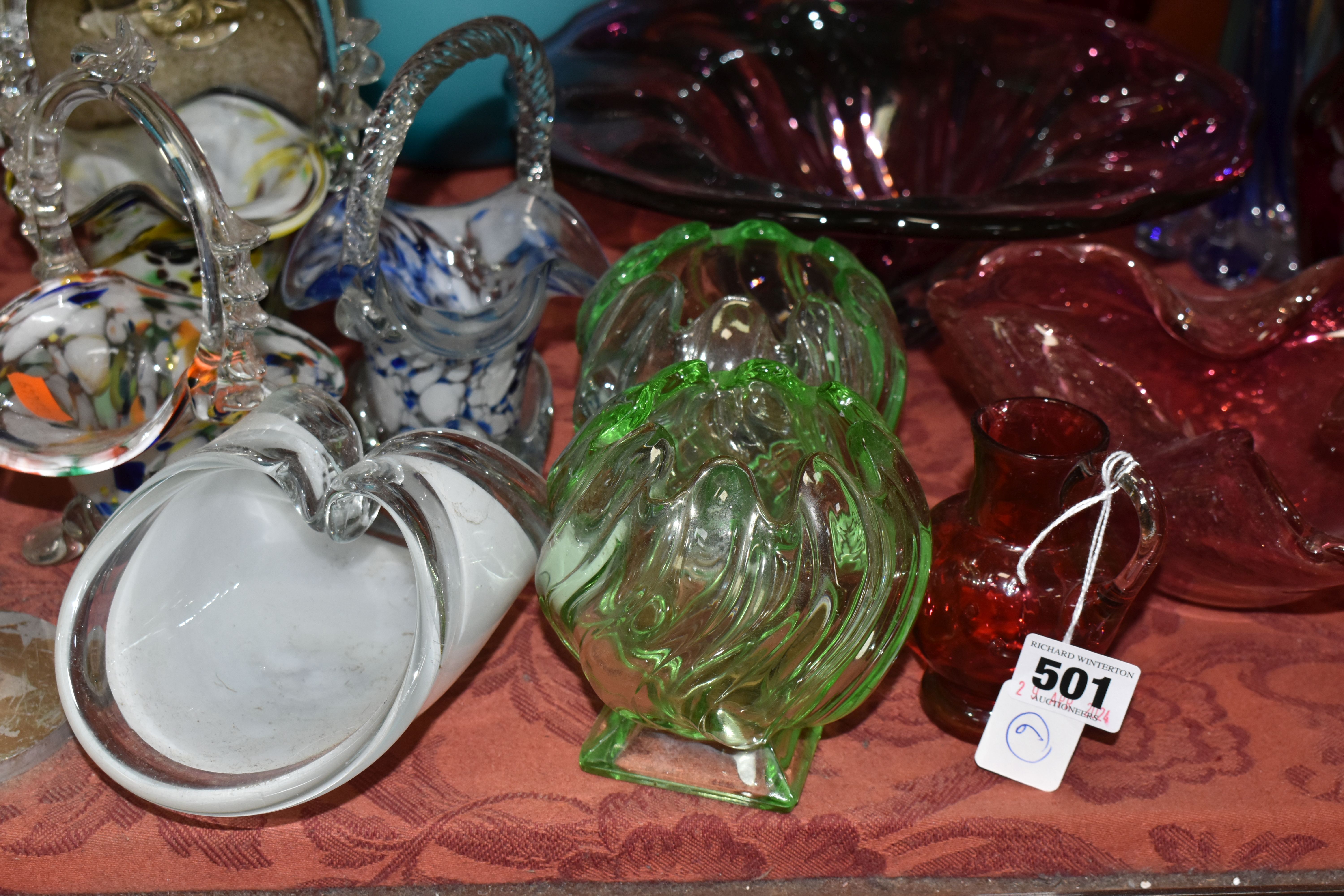 A SMALL QUANTITY OF COLOURED DECORATIVE GLASSWARES ETC, to include a pale cranberry coloured bowl - Image 4 of 6