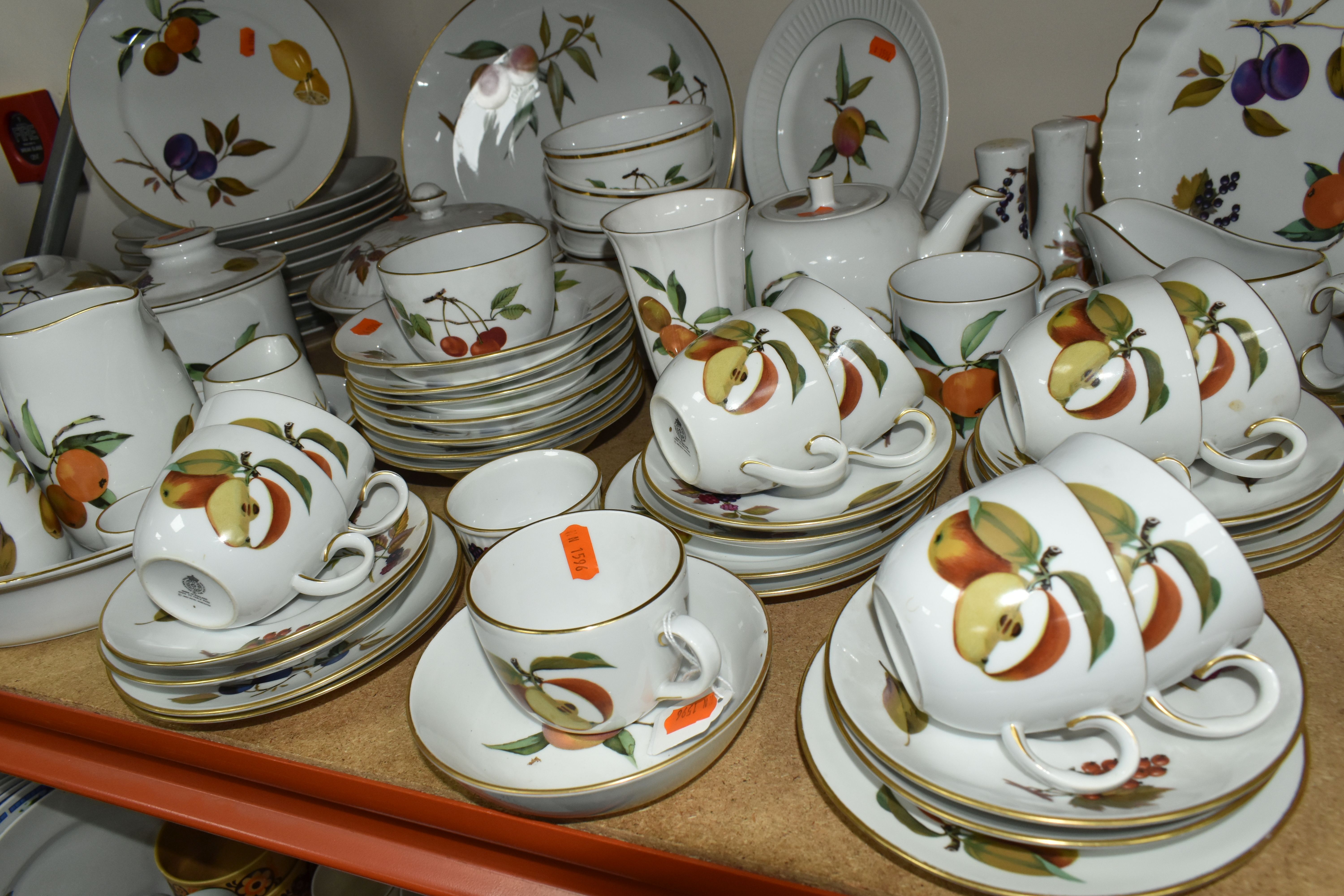 A LARGE QUANTITY OF ROYAL WORCESTER 'EVESHAM' PATTERN DINNERWARE, comprising three covered - Image 4 of 6