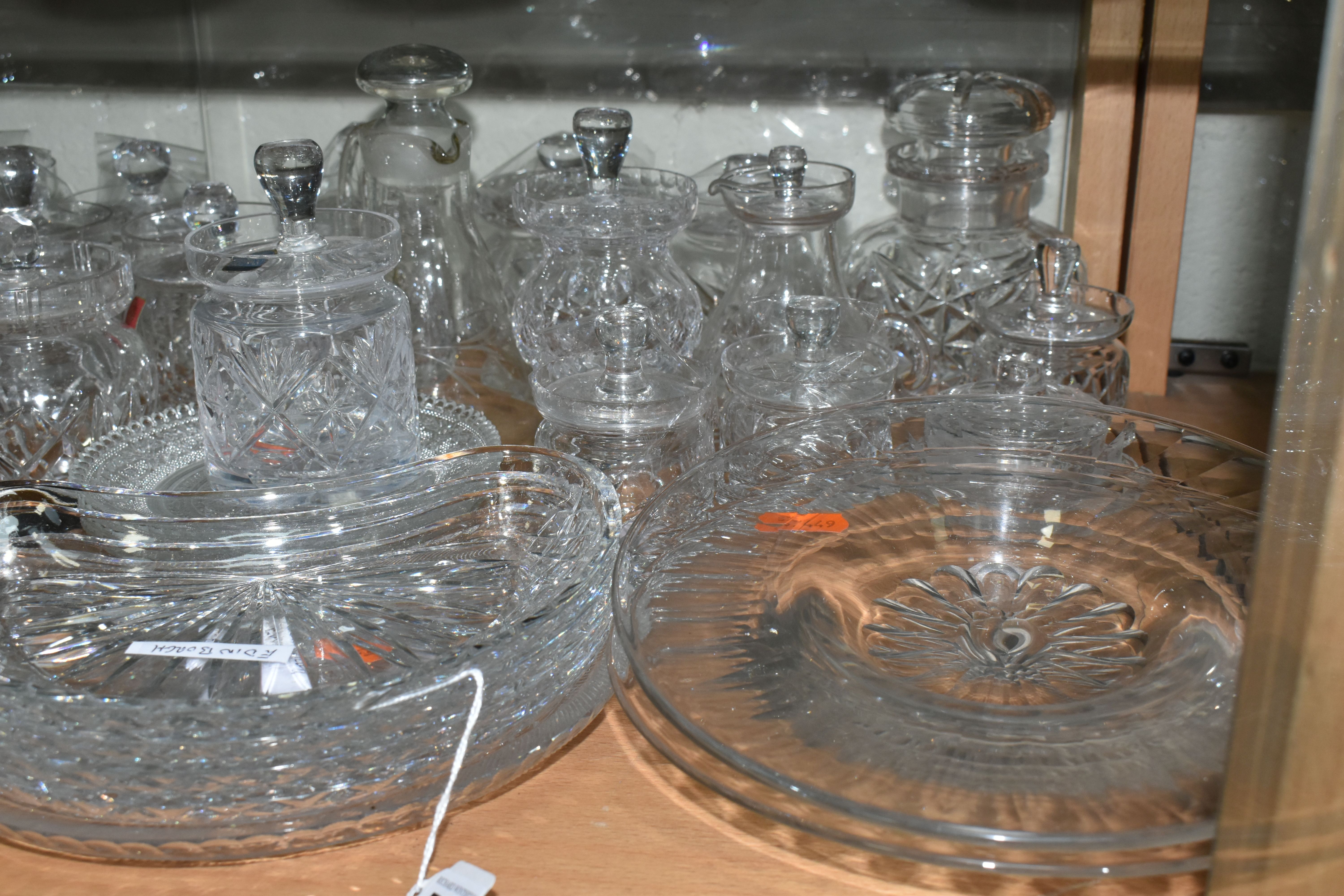 A GROUP OF GLASS AND PLATED ITEMS, to include four plates by John Walsh, Edinburgh Crystal - Image 4 of 9