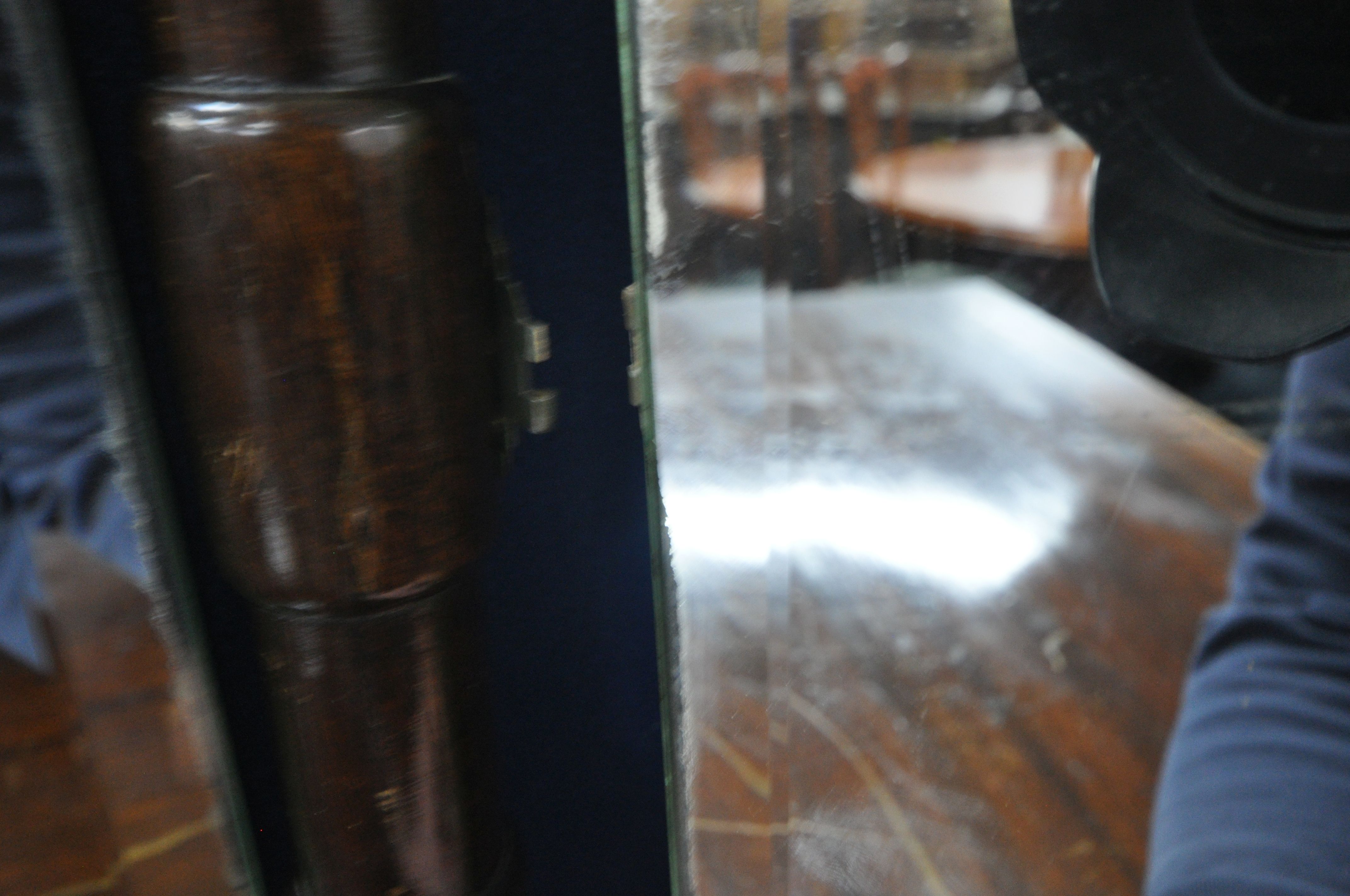 AN EARLY TO MID 20TH CENTURY MAHOGANY BEDROOM SUITE, comprising a tallboy, with double cupboard - Image 6 of 6