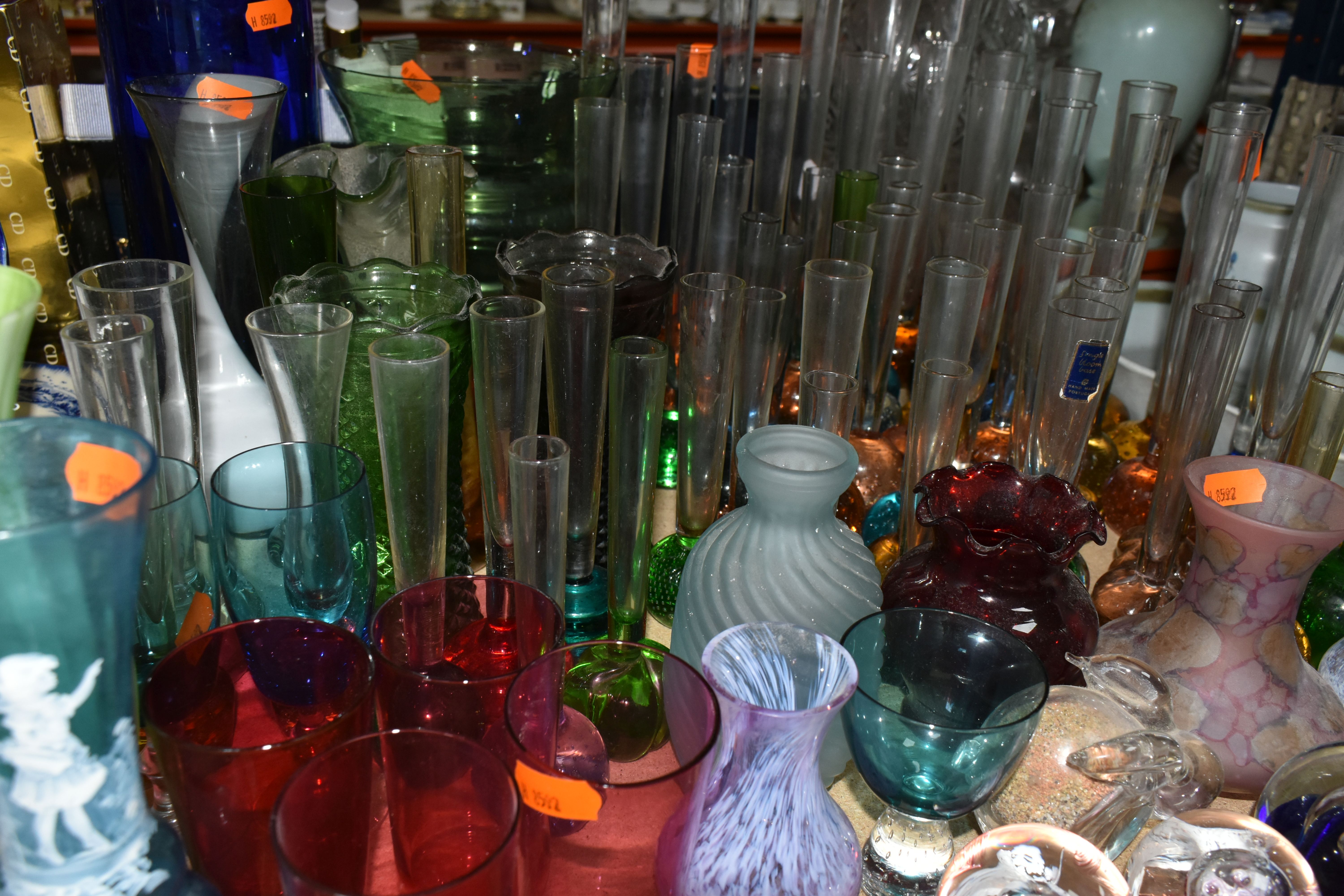 A COLLECTION OF COLOURED GLASSWARE, comprising two turquoise 'Mary Gregory' vases (one chipped), a - Image 5 of 5