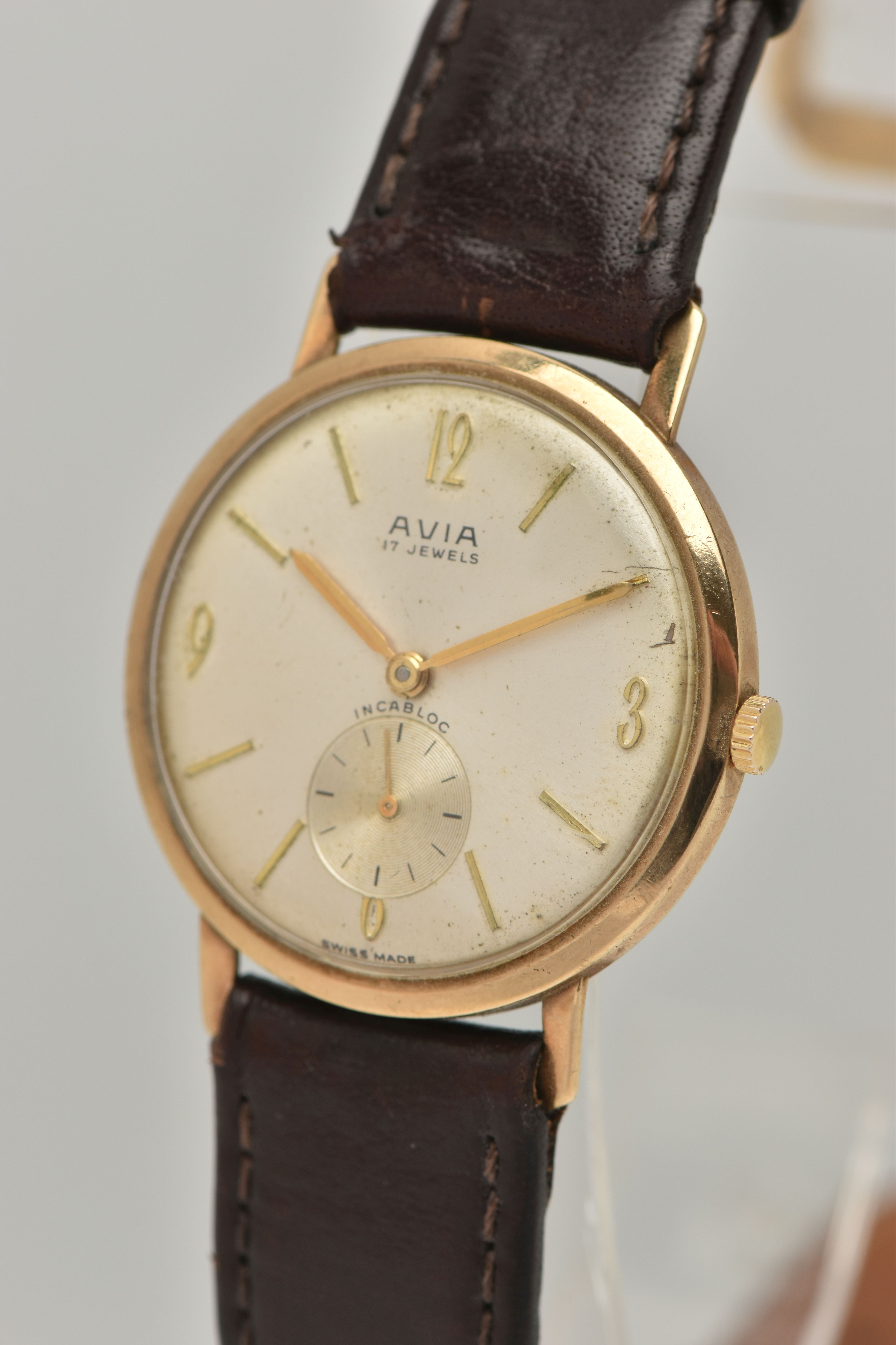 A GENTS 9CT GOLD 'AVIA' WRISTWATCH, manual wind, round silvered dial signed 'Avia 17 Jewels', Arabic - Image 2 of 6